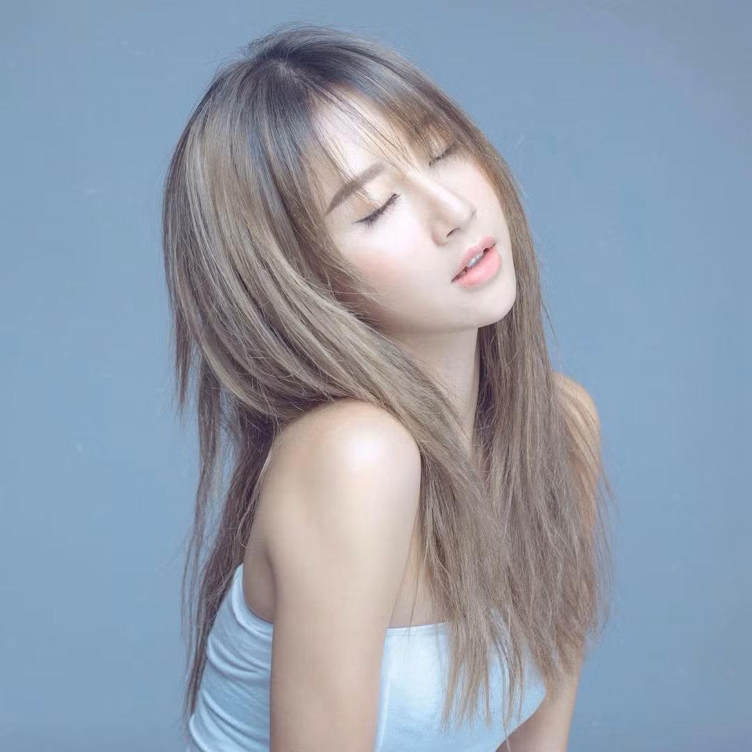 Trong những ngày gần đây, mạng xã hội đang rầm rộ trào lưu "throwback 2016" – nơi mọi người cùng chia sẻ lại những kỷ niệm, phong cách thời trang và nhan sắc của bản thân từ 10 năm trước. Không đứng ngoài cuộc chơi, "IT Girl" hàng đầu Việt Nam - Quỳnh Anh Shyn đã khiến dân mạng một phen "dậy sóng" khi tung ra bộ ảnh cực kỳ hoài niệm. (Ảnh: IGNV)