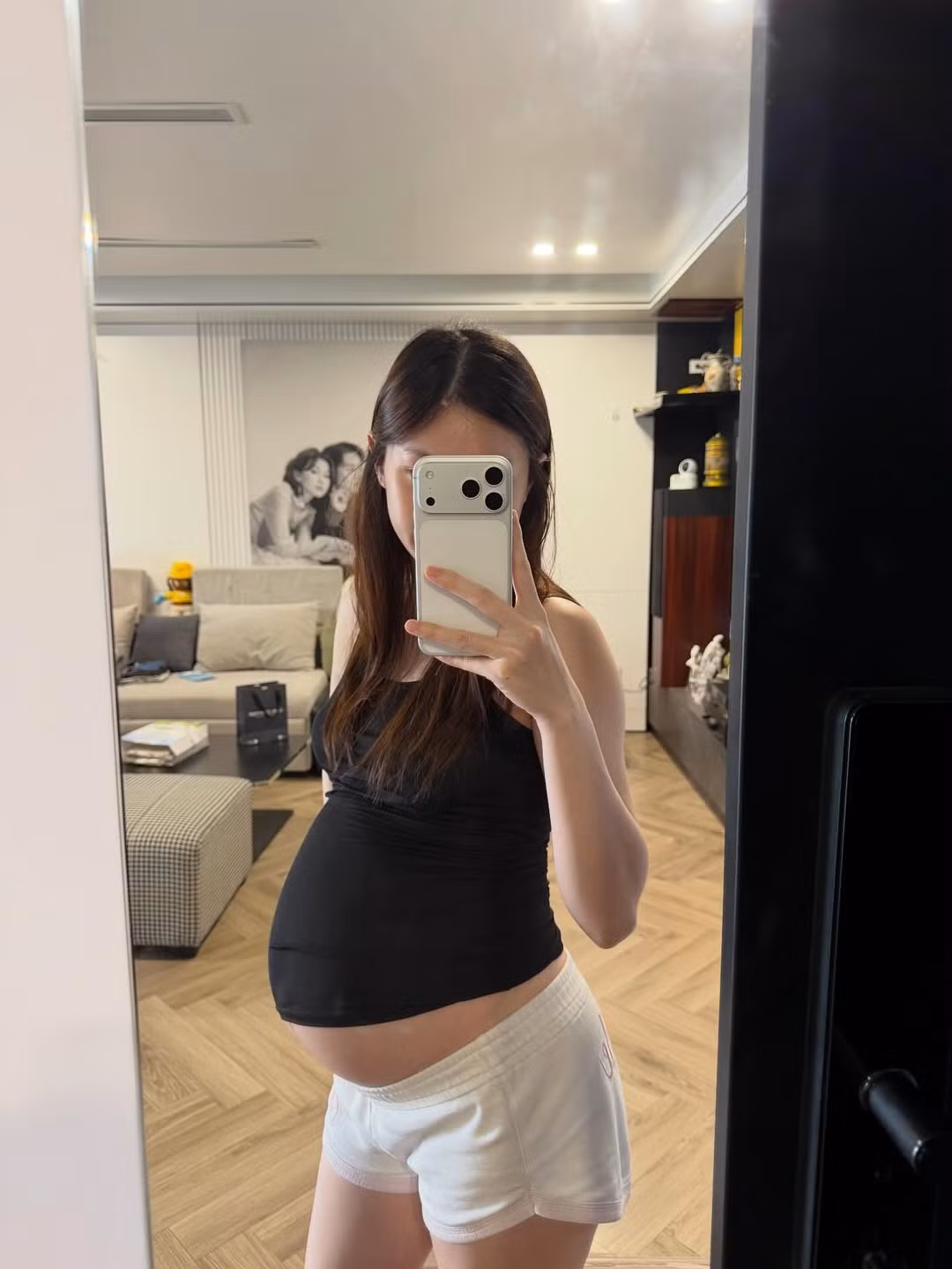 Ở phần bình luận, nhiều người thân, bạn bè và cả những người hâm mộ của cô nàng cũng đã gửi lời chúc mừng đến Ly Phạm. (Ảnh: IGNV)