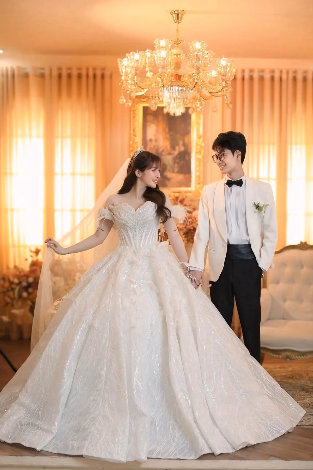 Cuối tháng 9 năm ngoái, cặp đôi chính thức cử hành hôn lễ, đánh dấu cột mốc quan trọng, về chung một nhà. Hình ảnh rạng rỡ của Ngân Sát Thủ trong ngày vui nhận về nhiều lời khen ngợi.