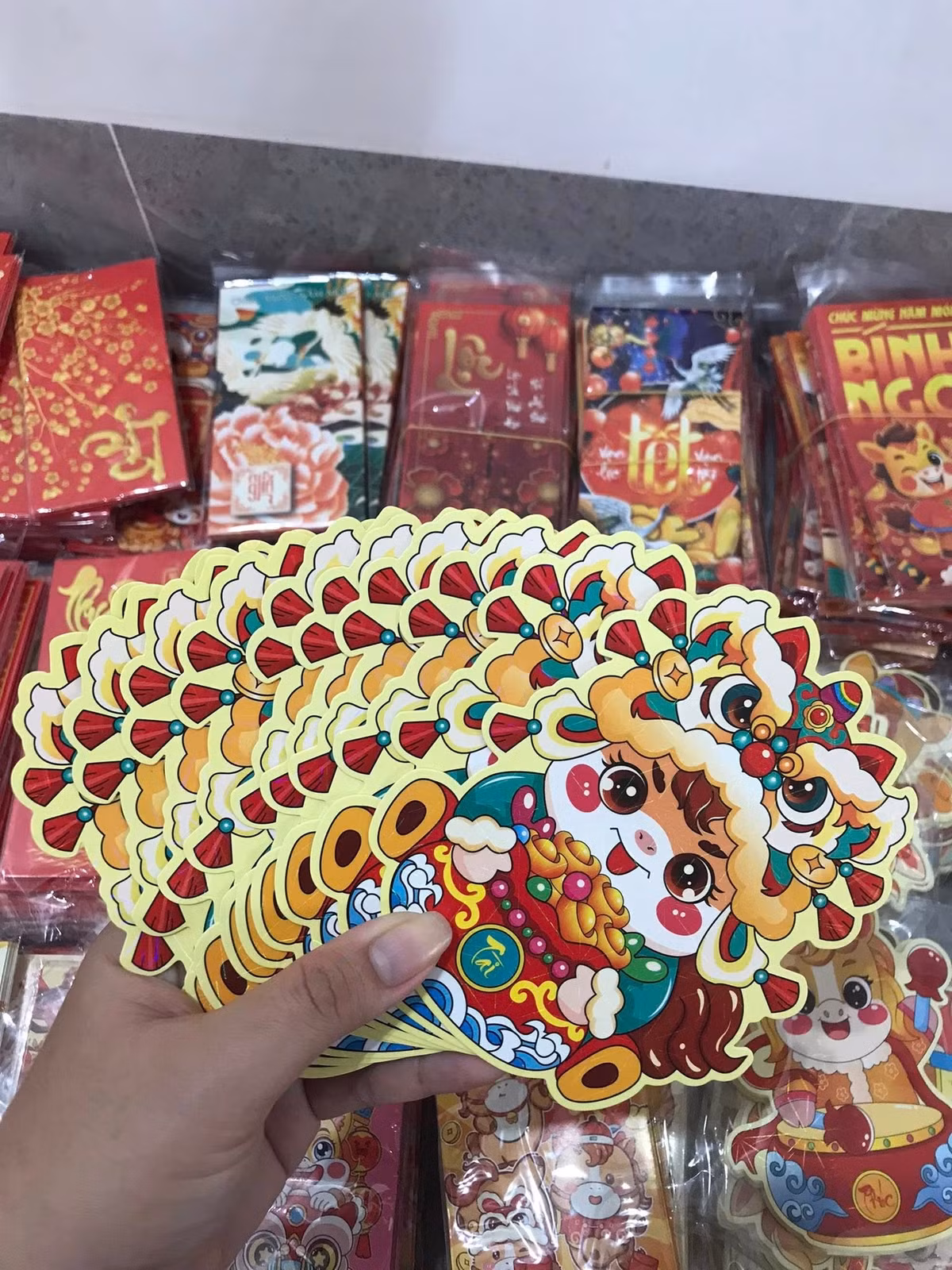 Tông màu vàng rực rỡ và đỏ truyền thống, kết hợp với các chi tiết như múa lân, túi vàng, tạo cảm giác may mắn, tài lộc tràn đầy.