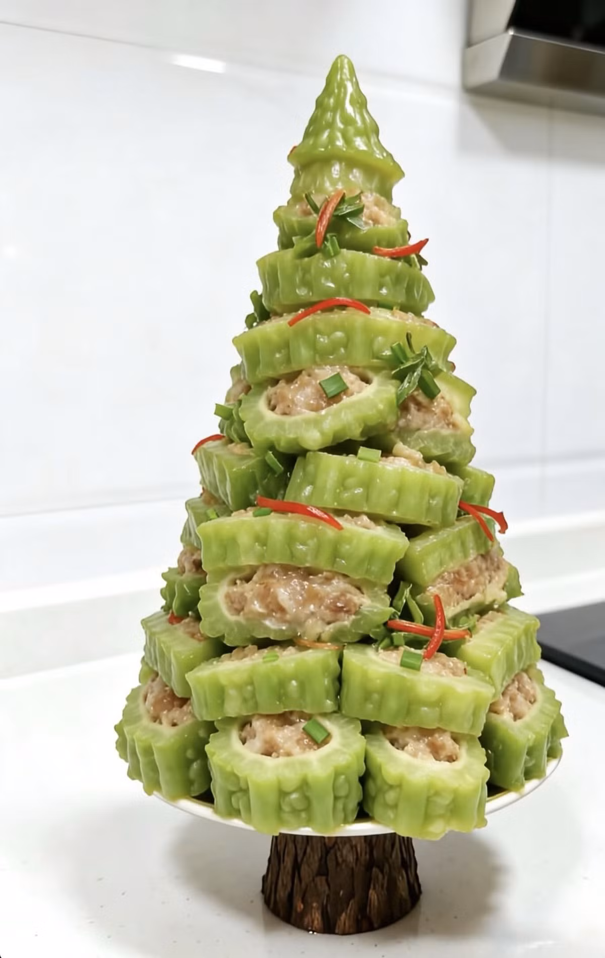 Những ngày gần đây, trên mạng xã hội đang truyền tay nhau hình ảnh một xu hướng trang trí độc đáo và vô cùng sáng tạo cho mùa Giáng sinh năm nay, đó là những cây thông"được tạo hình từ chính đồ ăn, vật dụng quen thuộc trong nhà.