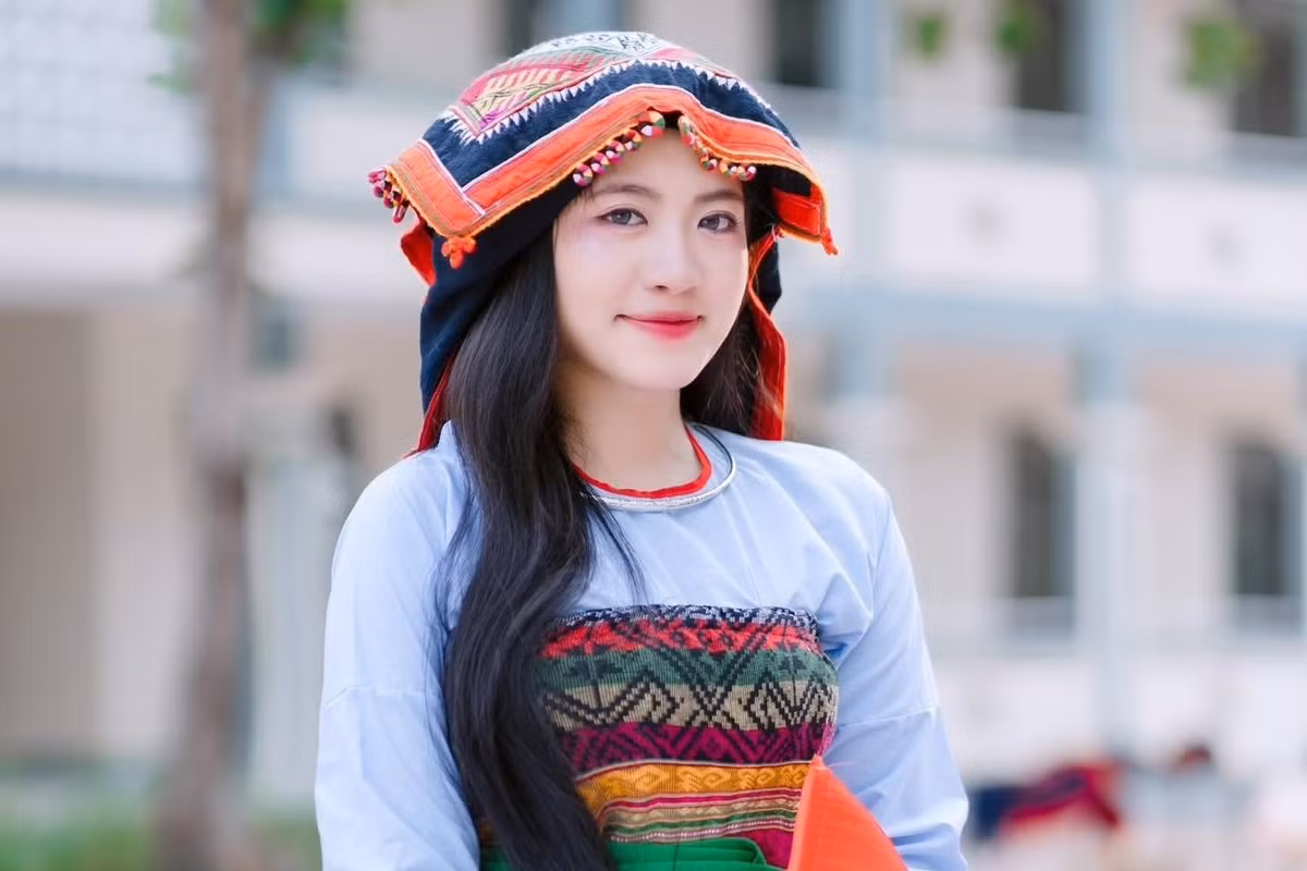 Ở trường, cô bạn cũng được thầy cô quý mến, nhận xét là học sinh ngoan tiêu biểu, luôn nỗ lực vươn lên, đồng thời luôn hòa nhã với bạn bè.