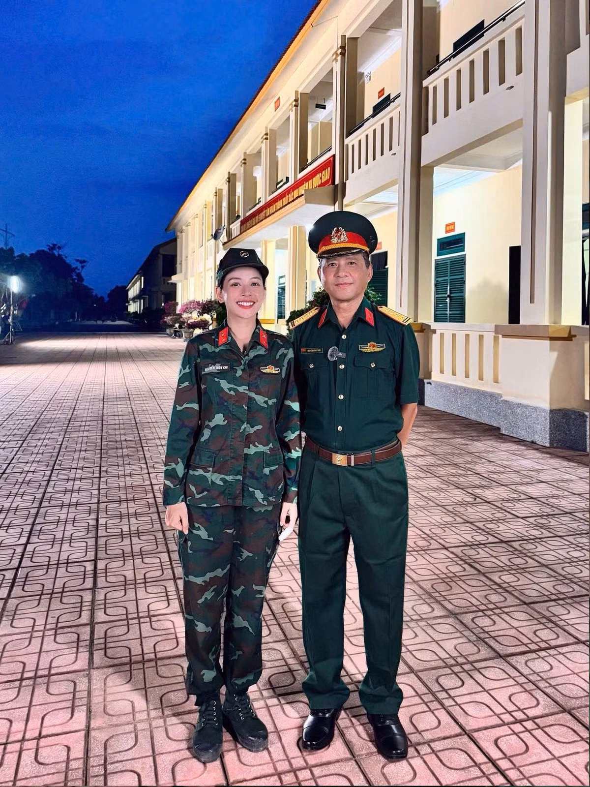 Mới đây, Chi Pu đã khiến cộng đồng mạng không khỏi bất ngờ và xúc động khi chia sẻ loạt ảnh chụp cùng bố ruột trong trang phục quân nhân, ngay tại đơn vị huấn luyện của chương trình Sao Nhập Ngũ mà cô đang tham gia. (Ảnh: FBNV)
