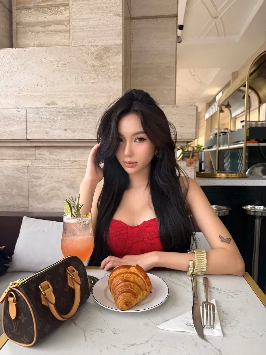 Sự cuốn hút của bộ ảnh không chỉ nằm ở trang phục, mà còn ở cách Quỳnh Như "thả dáng" đầy tự tin và kiêu kỳ. (Ảnh: IGNV)