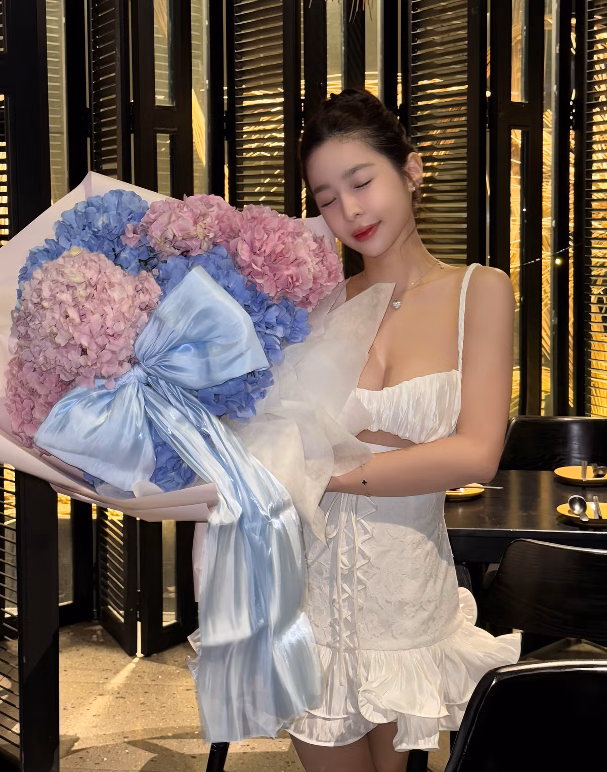Cô nàng tạo dáng ngọt ngào trong không gian nhà hàng của một buổi hẹn hò lãng mạn.
