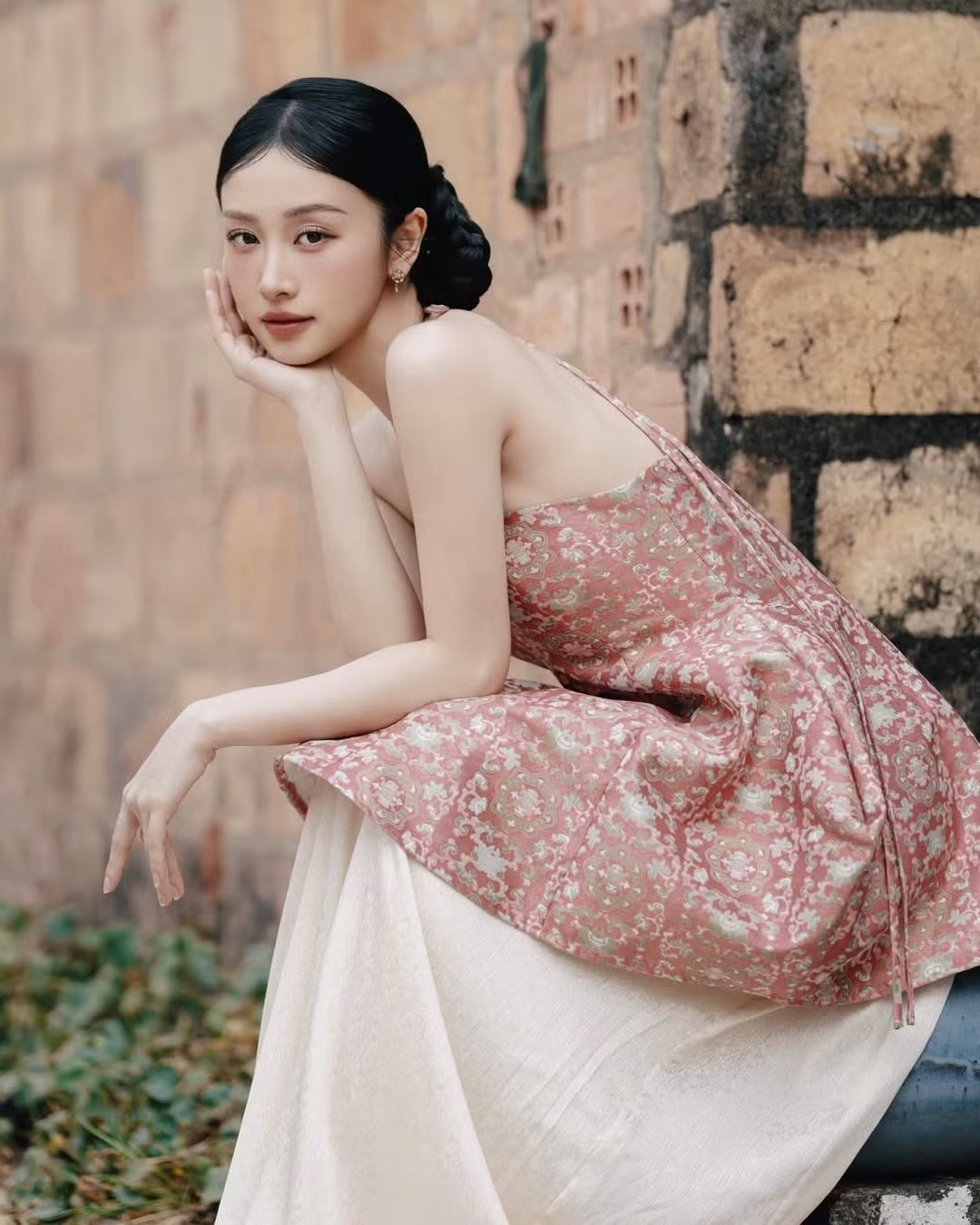 Lựa chọn kiểu tóc búi thấp rẽ ngôi giữa đặc trưng của phụ nữ truyền thống, Jun Vũ tôn vinh được đường nét gương mặt thanh tú, thanh tao. (Ảnh: IGNV)