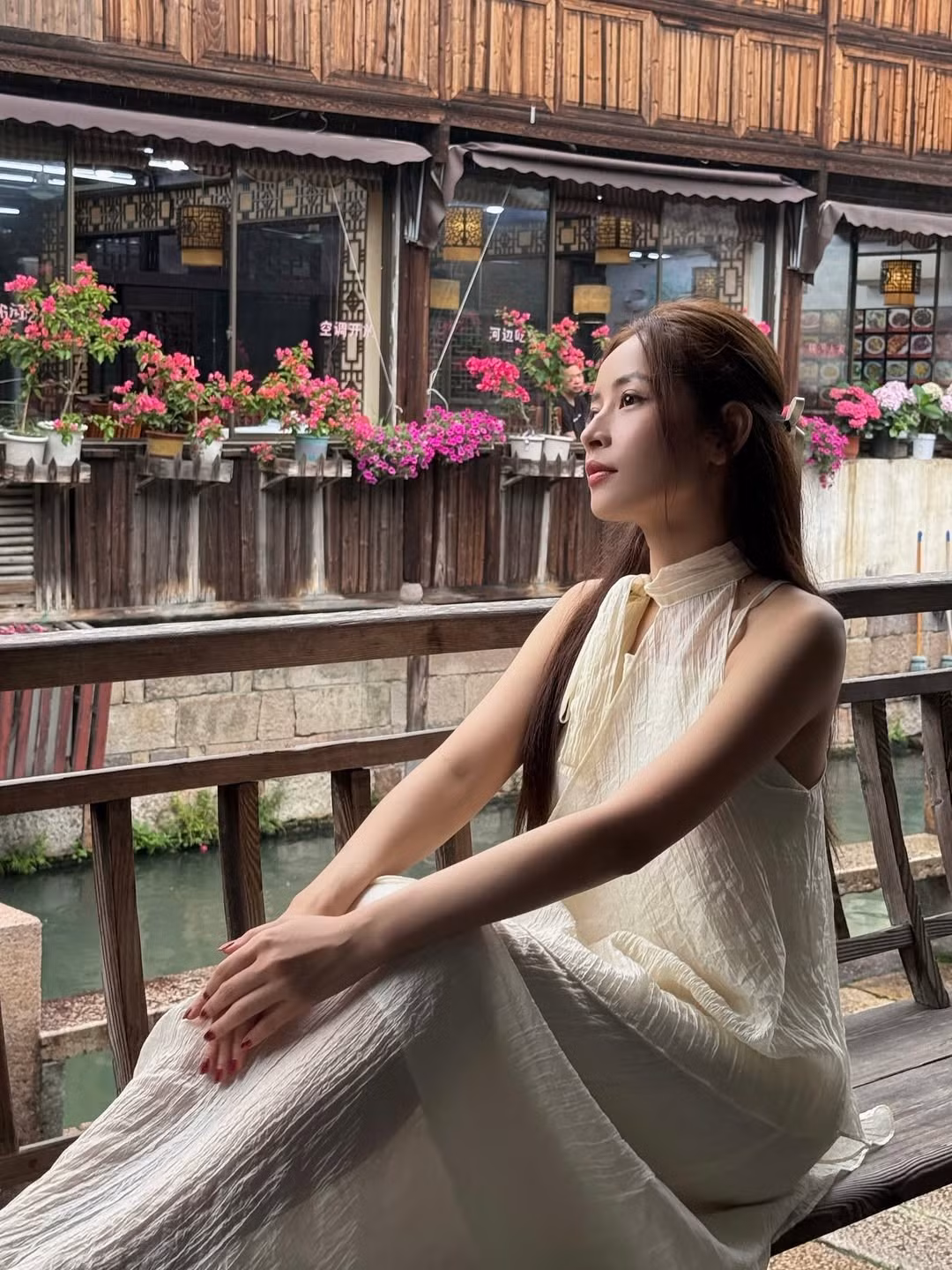Chi Pu đã chọn một chiếc váy maxi màu kem hoặc trắng ngà, được làm từ chất liệu vải mỏng nhẹ, bồng bềnh, tạo cảm giác thanh thoát và lãng mạn.