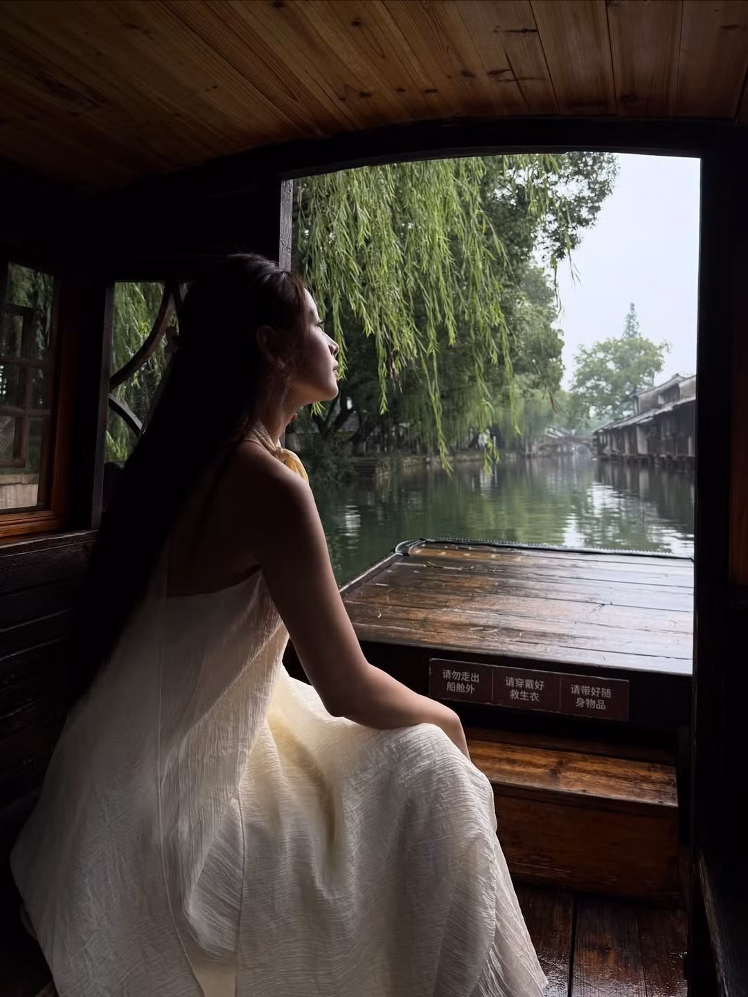 Dù là khoảnh khắc trầm tư dưới màn mưa lất phất với chiếc ô đỏ nổi bật, hay ngắm nhìn xa xăm, Chi Pu đều toát lên vẻ đẹp u hoài, lãng mạn và đầy chất thơ.