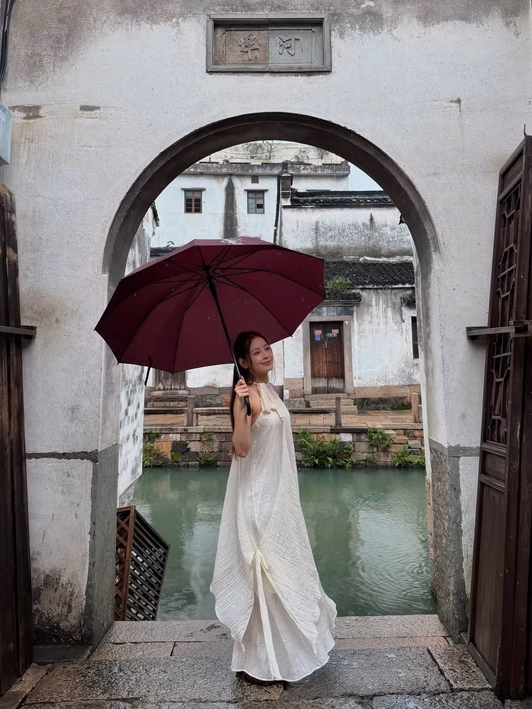 Trong loạt ảnh mới được đăng tải lên trang cá nhân, Chi Pu hóa thân thành nàng thơ trong một ngày mưa dịu dàng ở Thượng Hải, Trung Quốc. Sự kết hợp giữa phong cách nhẹ nhàng của cô nàng, hòa quyện cùng không gian lãng mạn tạo nên những khoảnh khắc "tuyệt đối điện ảnh".