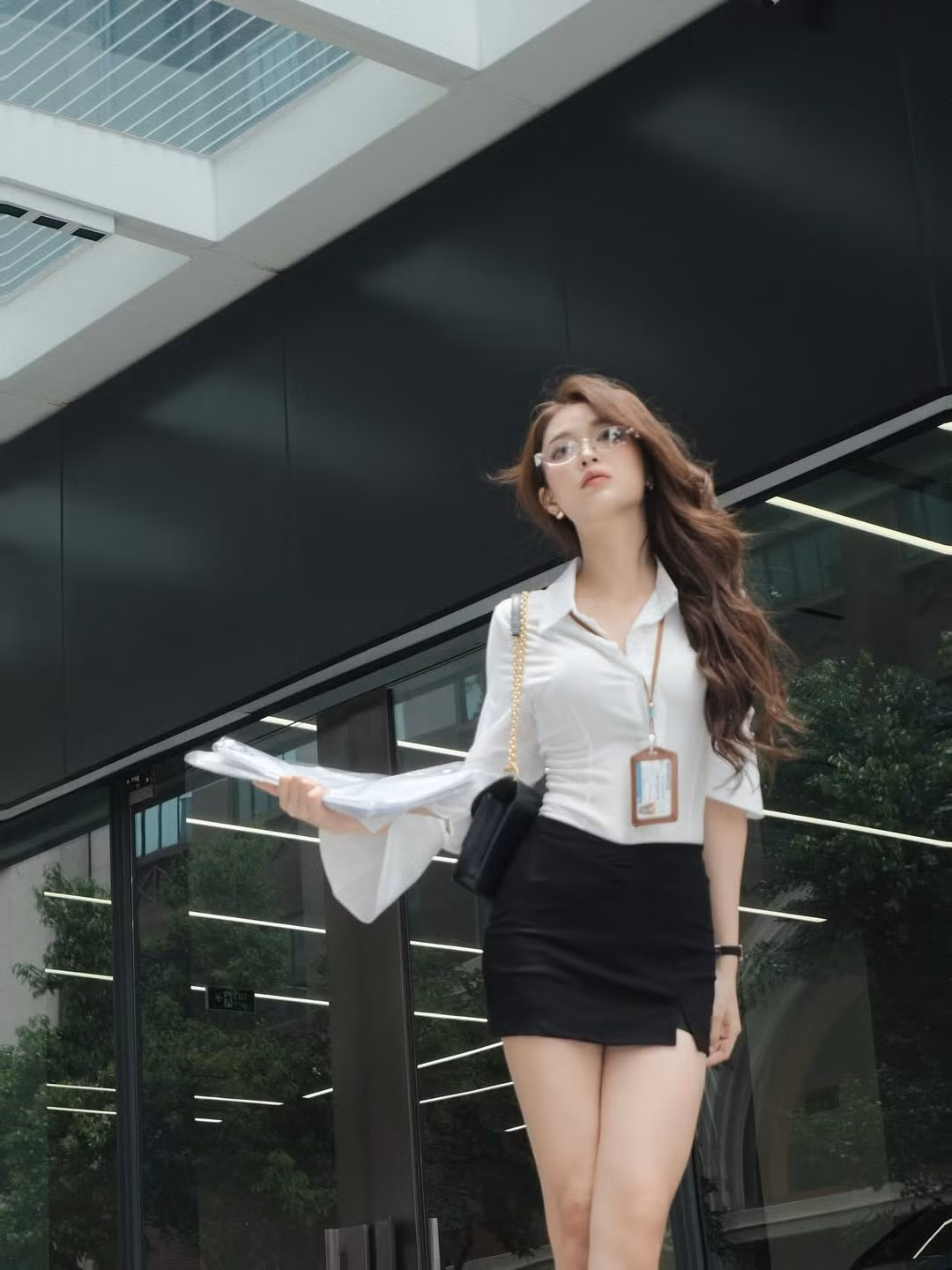 Trong loạt ảnh, Hoàng Yến diện trang phục quen thuộc của một nữ nhân viên văn phòng: áo sơ mi trắng phối cùng chân váy bút chì màu đen. (Ảnh: IGNV)
