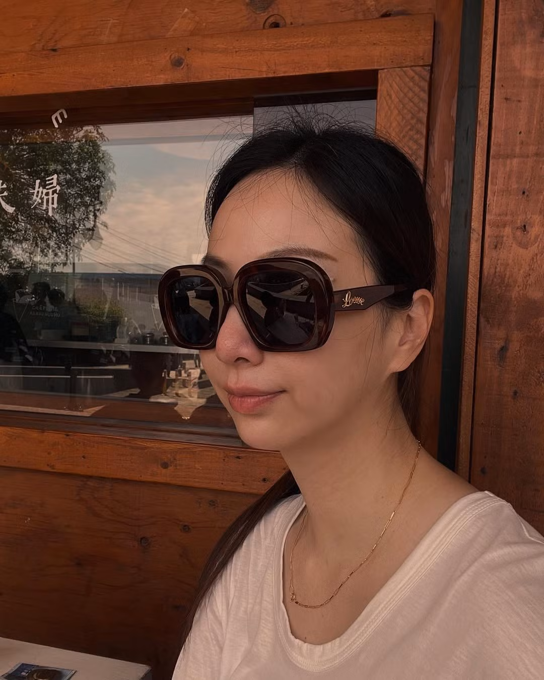 Nhan sắc nổi bật, không tì vết của Heidi Yeh trong bức ảnh quảng cáo đã trở thành tâm điểm, đối lập hoàn toàn với hình ảnh ba đứa trẻ được chỉnh sửa để trông "kém sắc" và "dị dạng" một cách cố ý. (Ảnh: IGNV)