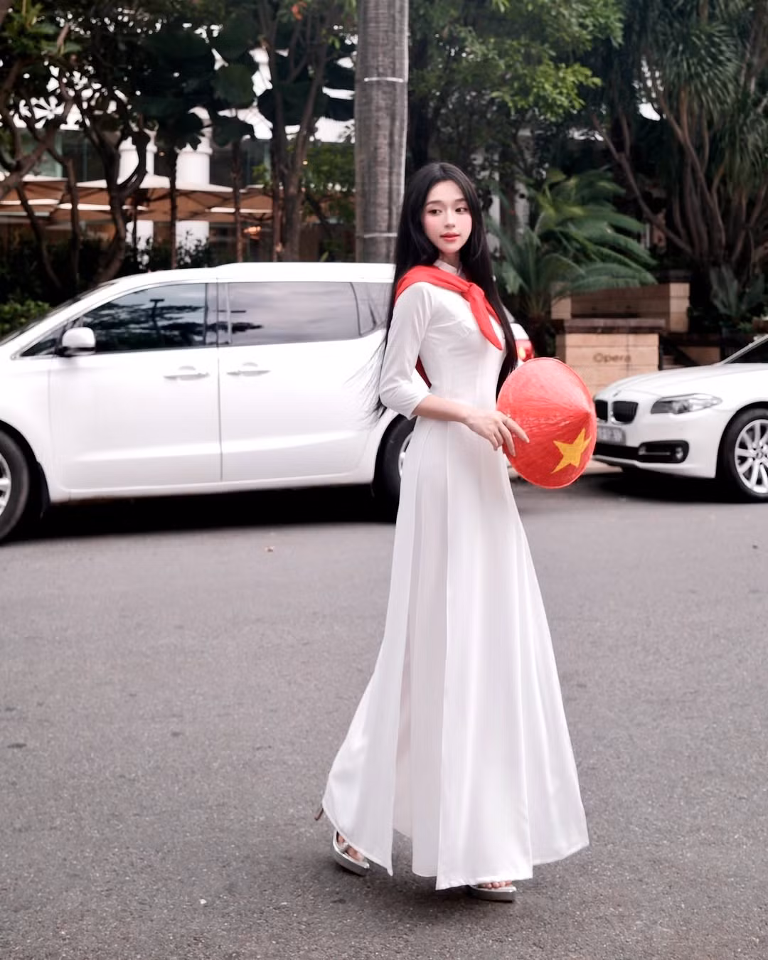 Nụ cười tươi tắn và ánh mắt long lanh của cô như hòa cùng không khí vui tươi của ngày lễ, khẳng định một tình yêu đất nước giản dị mà sâu sắc. (Ảnh: IGNV)
