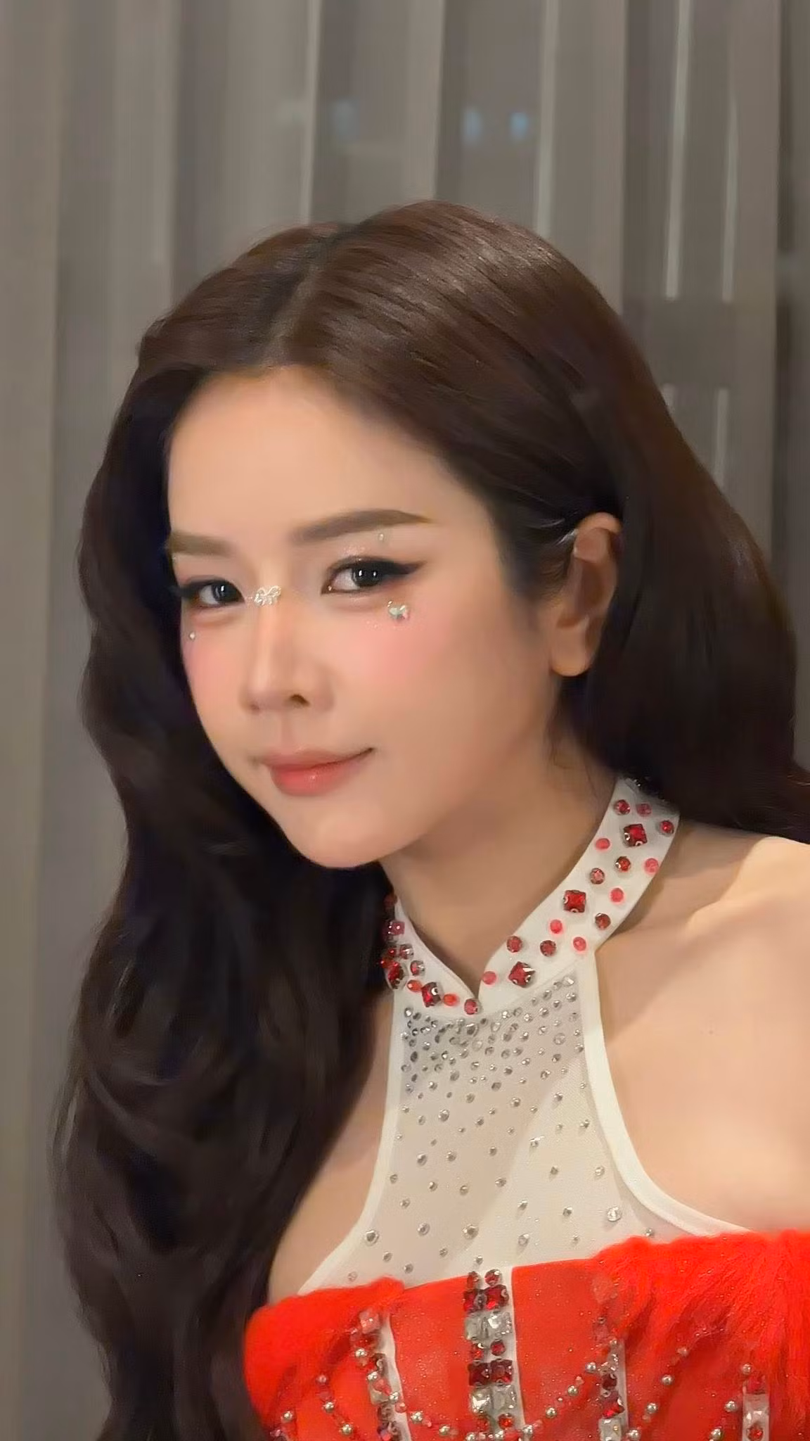 Phong cách thời trang sân khấu của Mie cũng được đánh giá là rất có gu. Cô ưu tiên những thiết kế năng động, cá tính nhưng vẫn quyến rũ, khoe khéo vòng eo thon gọn trứ danh. (Ảnh: FBNV)