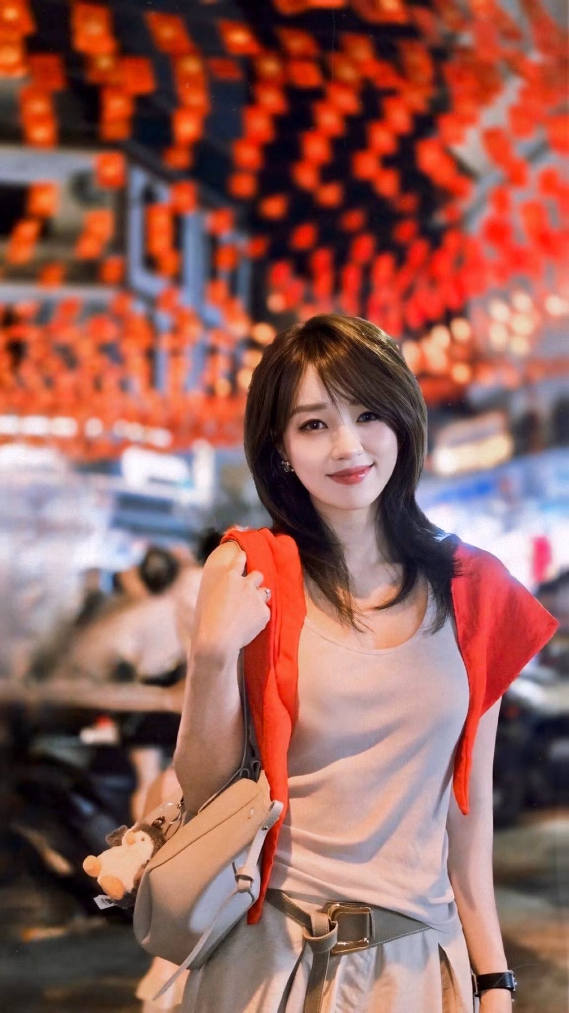 Trong ngày diễn ra buổi tổng hợp luyện lần 2 cho Lễ kỷ niệm 80 năm Cách mạng Tháng Tám thành công và Quốc khánh nước Cộng hòa xã hội chủ nghĩa Việt Nam (A80), tranh thủ thời gian trước giờ hợp luyện, nhiều chiến sĩ đã giao lưu, chụp ảnh cùng người dân. (Ảnh: FBNV)