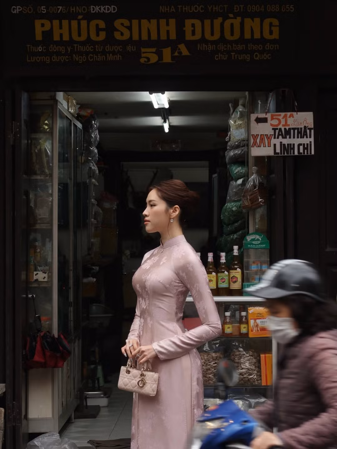 Mới đây, nữ MC tài năng Thanh Thanh Huyền đã khiến cộng đồng mạng không khỏi trầm trồ khi đăng tải bộ ảnh diện áo dài truyền thống chào đón Tết Nguyên Đán. Lấy bối cảnh tại những góc phố cổ kính và không gian đậm chất di sản của Hà Nội, bộ ảnh mang đến một cảm giác hoài niệm nhưng vẫn đầy hơi thở thời đại. (Ảnh: IGNV)