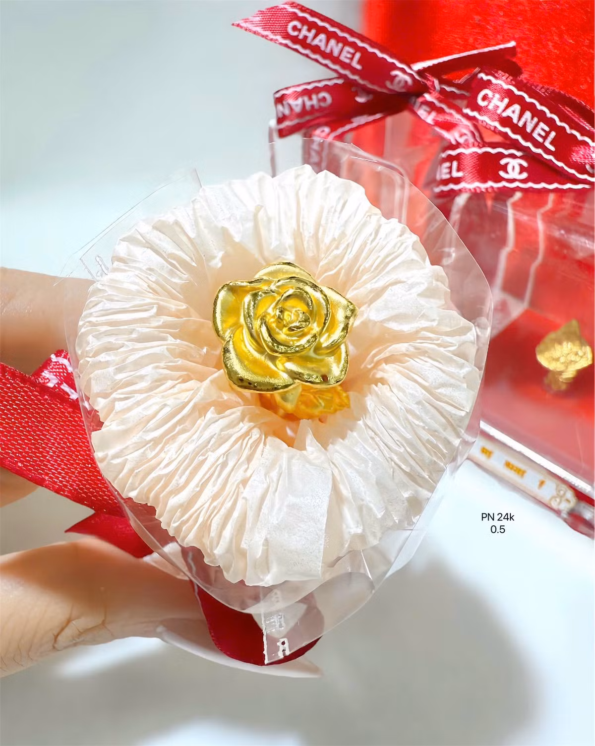 Ngày Phụ nữ Việt Nam 20/10 hàng năm luôn là dịp thị trường quà tặng trở nên sôi động. Bên cạnh những bó hoa tươi thắm, những món quà thiết thực hay trang sức lấp lánh, một xu hướng quà tặng đã và đang "lên ngôi" những năm gần đây, đặc biệt là trong bối cảnh giá vàng liên tục tăng cao, đó chính là hoa vàng 24K.