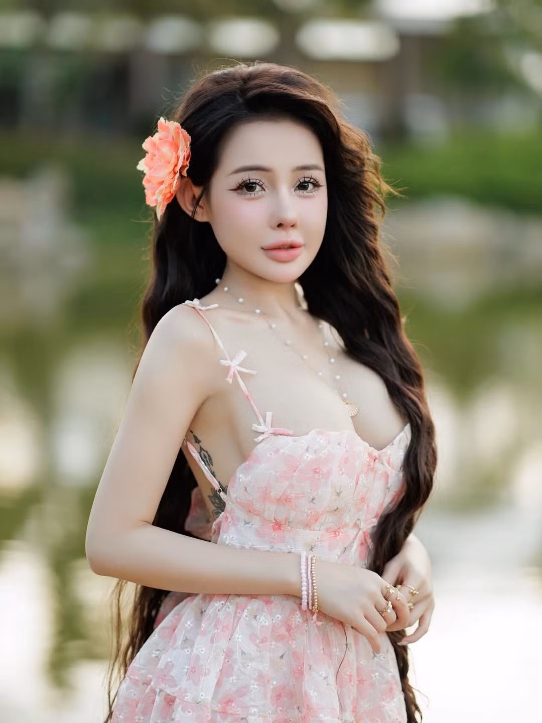 Chiếc váy với phần cúp ngực trễ giúp tôn lên lợi thế hình thể "tràn màn hình" của cô.