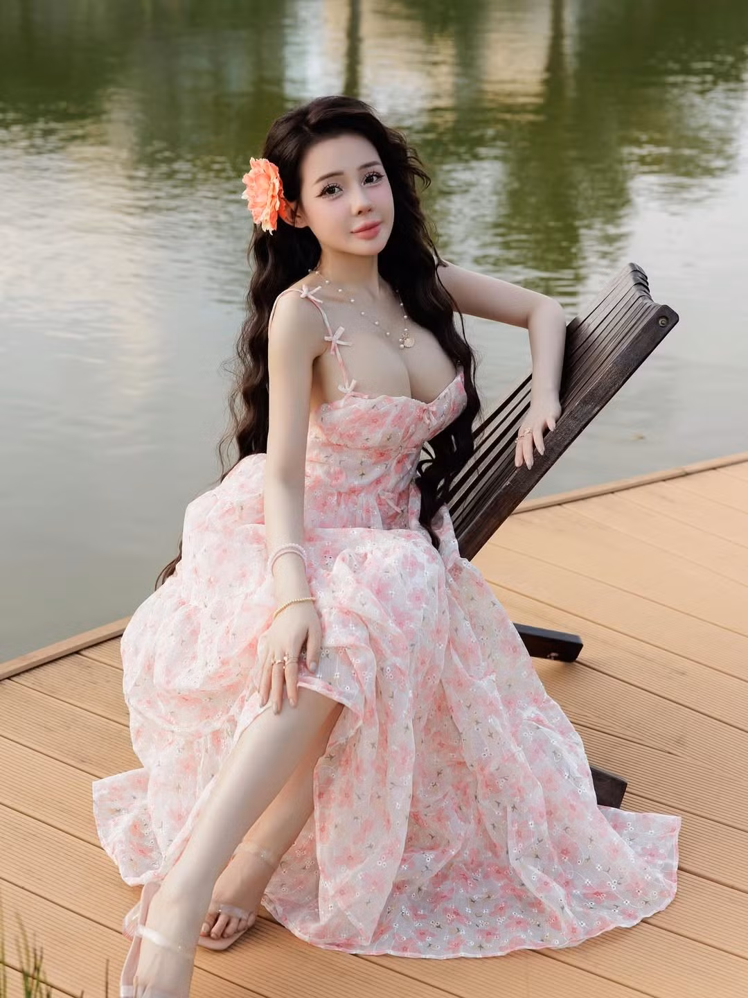 Cô nhanh chóng trở thành tâm điểm của nhiều cuộc tranh cãi, gắn liền với những thị phi về phát ngôn và trang phục. Dù nhận về không ít "gạch đá", Ngân 98 vẫn duy trì được sức hút và lượng người theo dõi lớn, đặc biệt là khi cô chuyển hướng sang sự nghiệp DJ.