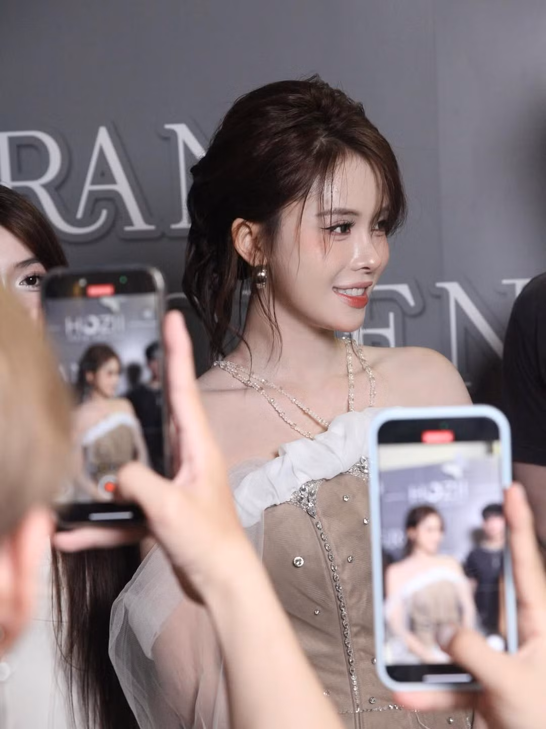 Không chỉ dừng lại ở vai trò sáng tạo nội dung, Ngân Hà còn cho thấy sự đa tài và tham vọng trong kinh doanh. Mới đây, cô nàng đã chính thức khai trương salon tóc mang tên HOZII HAIR SALON, đánh dấu một cột mốc quan trọng trong sự nghiệp của mình.