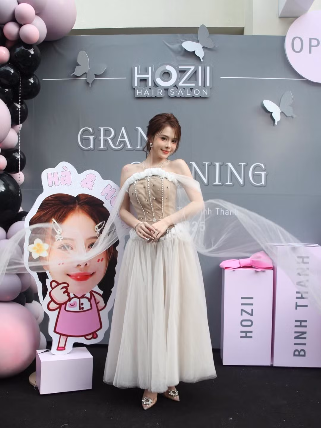 Trong ngày trọng đại này, Võ Nữ Ngân Hà đã hoàn toàn "lột xác" thành một nàng công chúa bước ra từ câu chuyện cổ tích. Cô diện một bộ váy dạ hội lộng lẫy với gam màu nude và trắng kem chủ đạo.