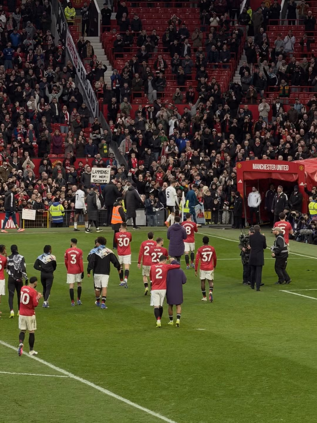 Trận đấu nghẹt thở giữa Manchester United và Fulham tại Old Trafford vừa qua đã để lại dư vị trong lòng khán giả với màn trình diễn mãn nhãn của các cầu thủ trên sân cỏ, đặc biệt là bàn thắng ấn định tỉ số ở phút bù giờ thứ 4. (Ảnh: IG @cas.naf)