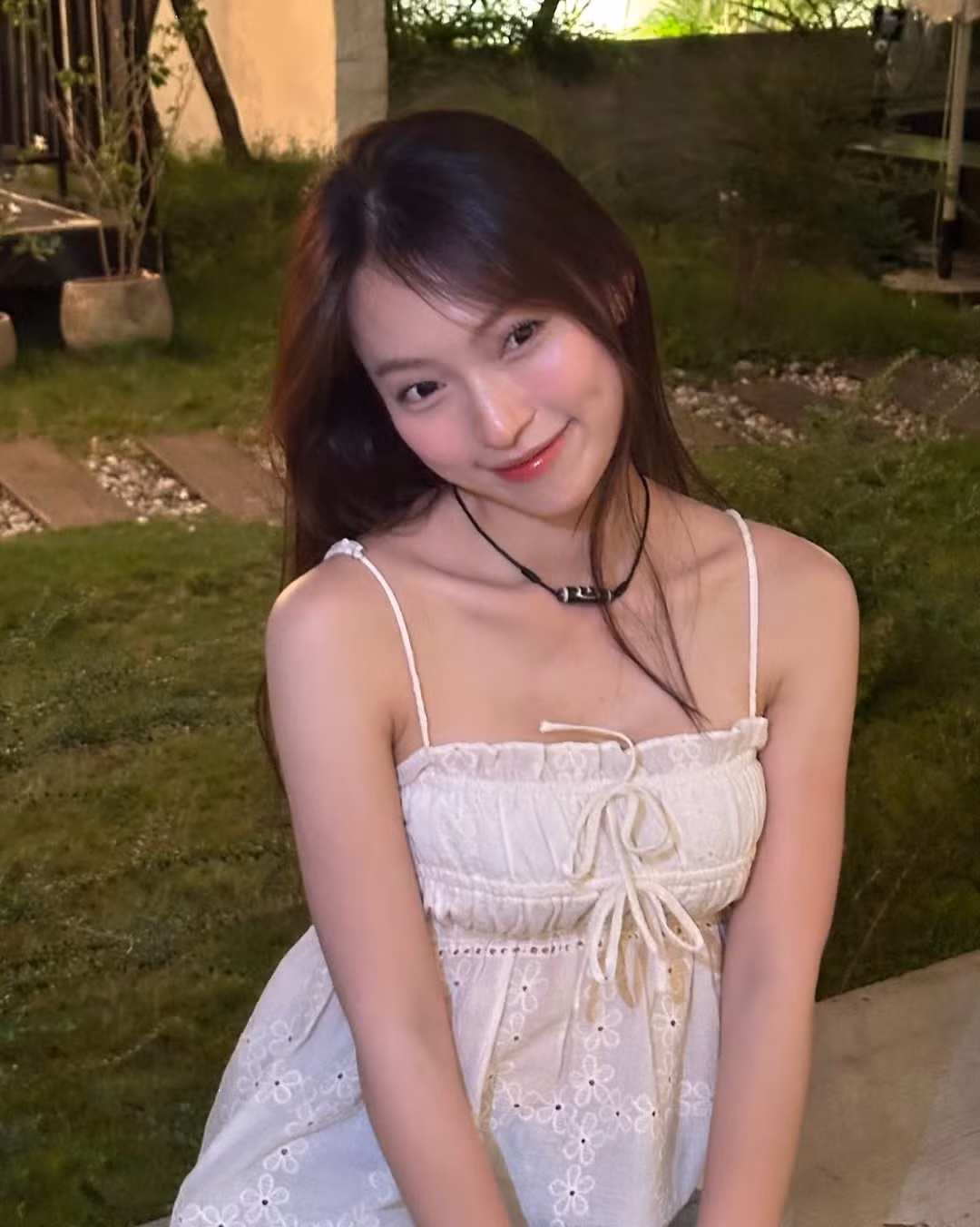 Điểm nhấn đặc biệt trong outfit là chiếc vòng cổ choker đen tương phản với tông màu trắng chủ đạo, cùng với đồng hồ đeo tay và vòng tay nhỏ xinh làm tăng thêm nét cá tính cho tổng thể set đồ. (Ảnh: IGNV)