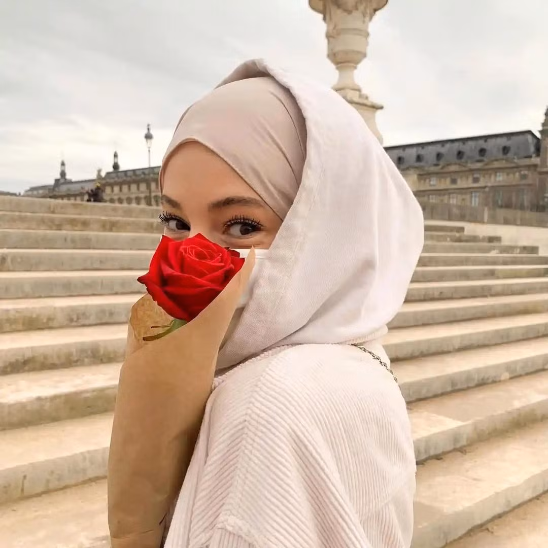 Ngay cả khi còn hoạt động trên mạng xã hội với tư cách là một influencer Muslim nổi tiếng trên TikTok với hơn 300,000 người theo dõi và 3,3 triệu lượt thích, cô vẫn duy trì việc không lộ khuôn mặt trong các video của mình. (Ảnh: IGNV)