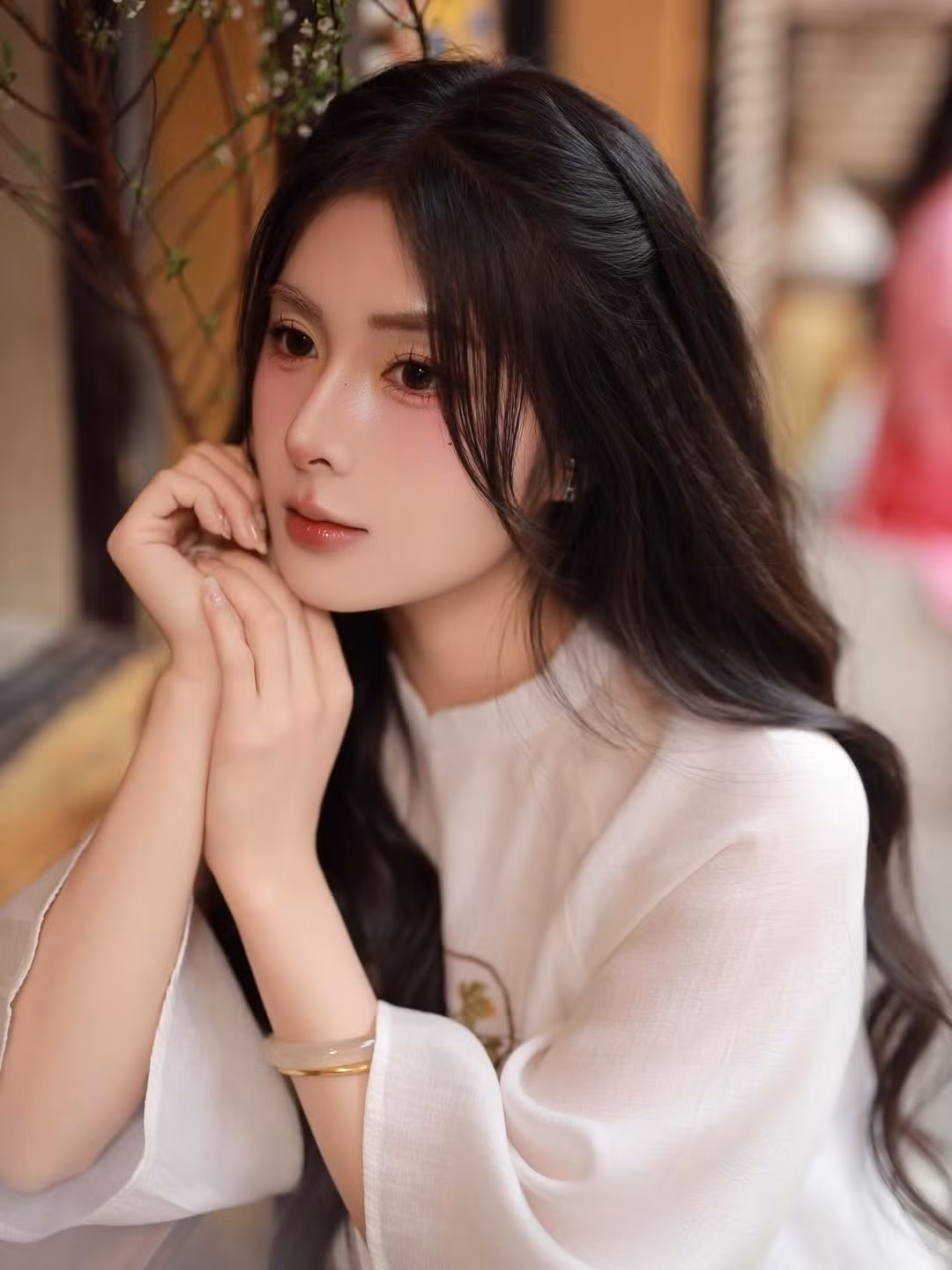Thay vì những phụ kiện cầu kỳ, cô nàng chỉ kết hợp thêm chiếc vòng cẩm thạch tối giản trên cổ tay, một lựa chọn tinh tế giúp hoàn thiện vẻ ngoài mang đậm nét truyền thống của phụ nữ Á Đông. (Ảnh: IGNV)