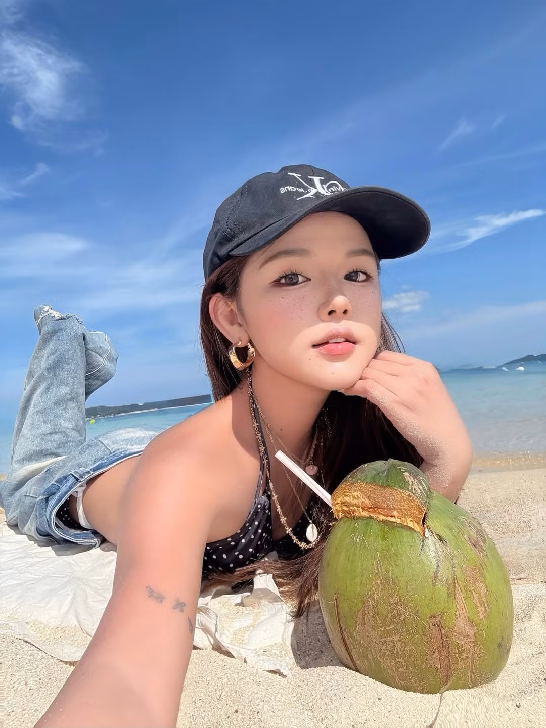 Nét trang điểm nhẹ nhàng với gò má ửng hồng và đôi mắt biết nói giúp Thư Thỏ giữ được vẻ tươi trẻ, cuốn hút dù ở bất kỳ góc chụp nào.