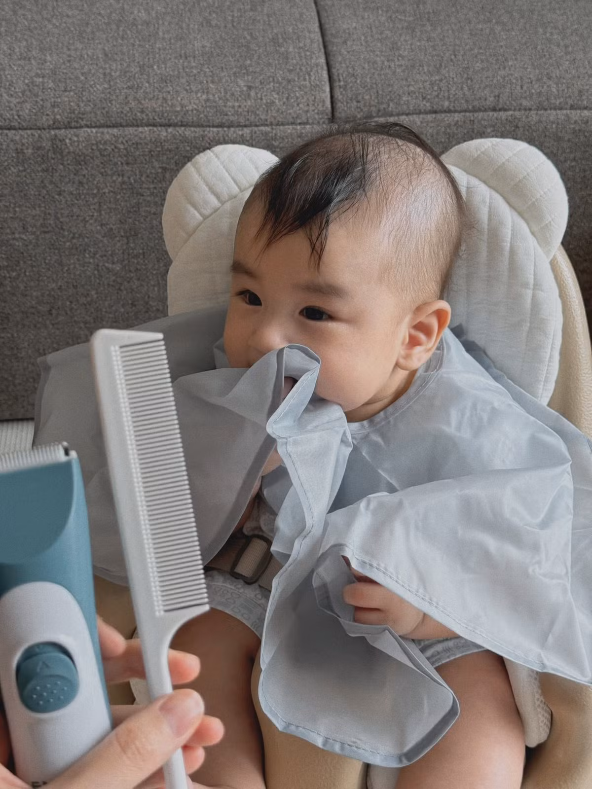 Qua từng khung hình, có thể thấy rõ sự phát triển vượt trội của bé Panda. Từ việc được mẹ bế trong vòng tay ấm áp bên khu vườn xanh mướt, đến những lúc ngồi trong xe đẩy với nụ cười rạng rỡ, mọi khoảnh khắc đều toát lên sự hạnh phúc và yên bình của một gia đình nhỏ. (Ảnh: FBNV)