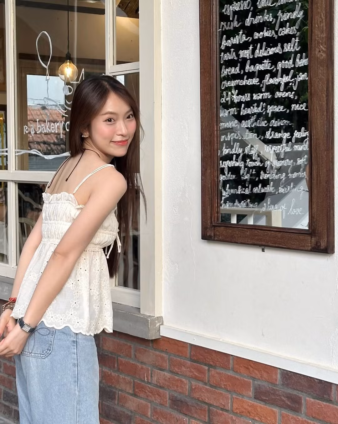 Trong loạt hình mới đăng tải, Khánh Vy khoe dáng với chiếc áo hai dây trắng tinh khôi họa tiết ren thêu hoa cực kỳ nữ tính. (Ảnh: IGNV)