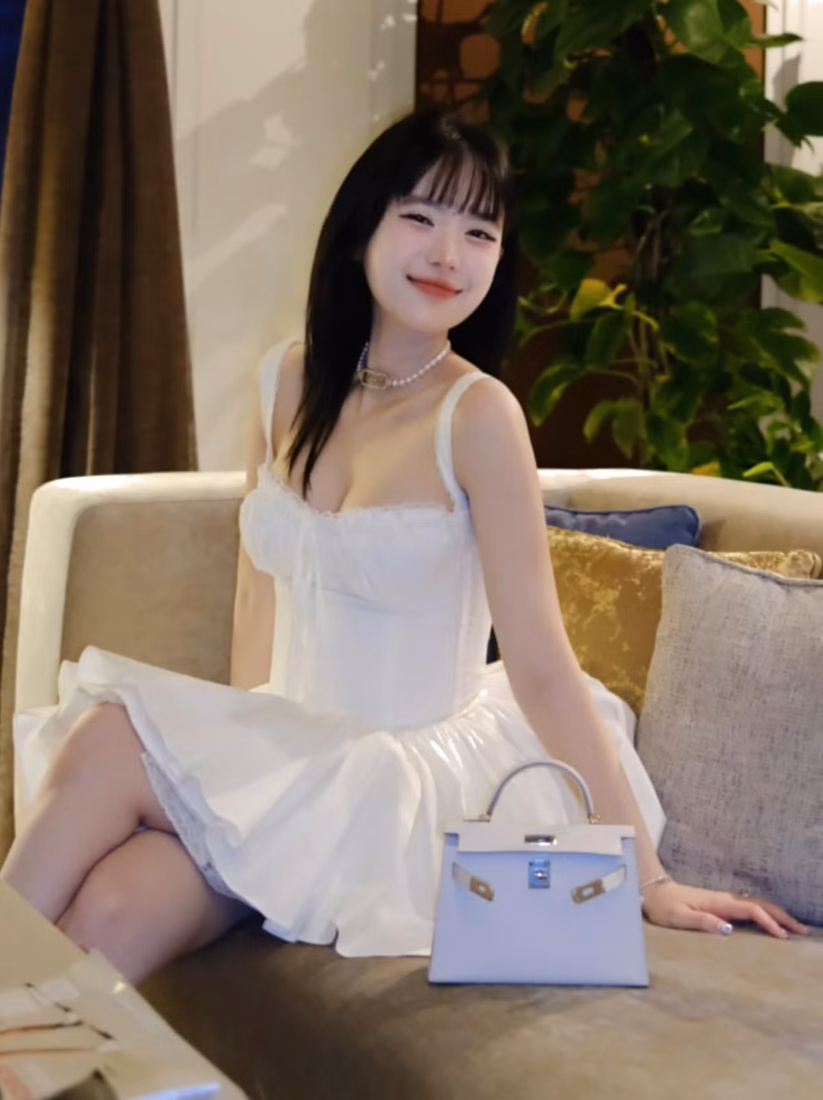 Cô được cộng đồng mạng ưu ái gọi là "dâu hào môn" bởi cuộc sống sang chảnh, những chuyến du lịch xa hoa và gu thời trang đẳng cấp.