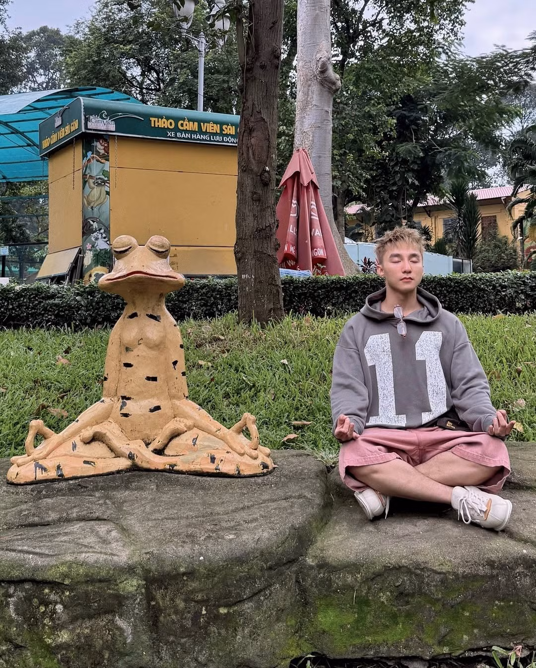 Trước Hồ Gươm, nam ca sĩ từng rủ fan cà phê bệt ở Nhà thờ Đức Bà, dạo chợ Bến Thành, ghé Thảo Cầm Viên hay bất ngờ đi xích lô dạo Hồ Tây, ngồi trà đá vỉa hè vào cuối năm 2024.
