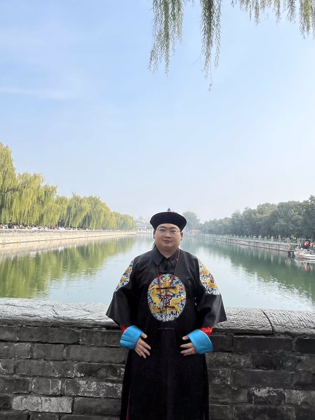 Theo đó, Anh Đức Hiếu cùng vợ đã quyết định thuê và mặc thử trang phục thời nhà Thanh khi tham quan quần thể cung điện cổ kính này. Vợ anh chọn bộ trang phục cách cách phiên bản mùa đông, còn anh Hiếu đã chọn một bộ áo Thân vương với họa tiết rồng tinh xảo.