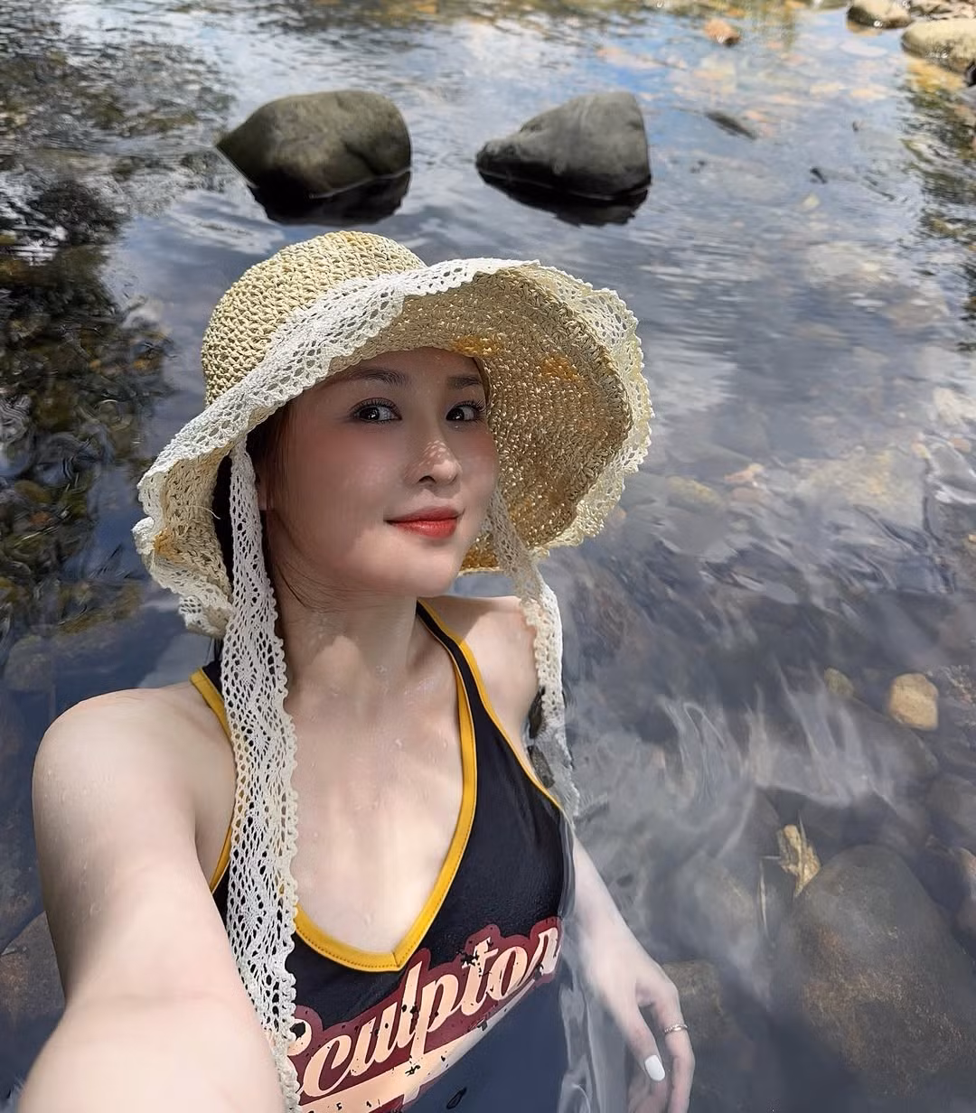 Xuất hiện trong bộ outfit mang đậm tinh thần mùa hè gồm áo tank top thể thao, quần short jeans rách cá tính và chiếc nón cói rộng vành, Ribi Sachi khoe vẻ đẹp giản dị, gần gũi nhưng vẫn đầy cuốn hút.
