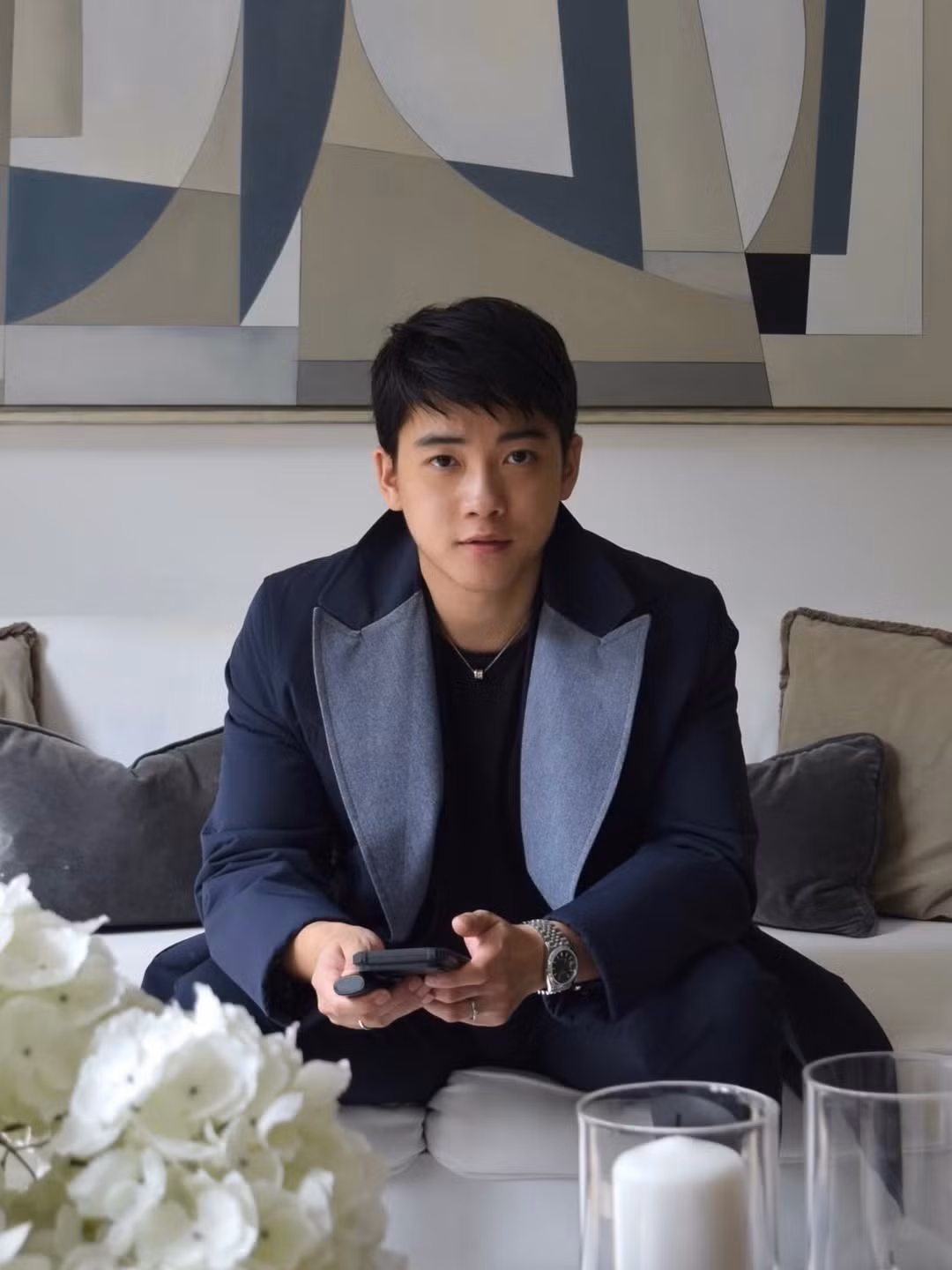 Không chỉ sở hữu ngoại hình nổi bật, Chris Khoa còn có học vấn ấn tượng. Anh tốt nghiệp chuyên ngành Kinh tế và Quan hệ quốc tế tại Đại học Exeter (Anh), thông thạo 7 ngôn ngữ và từng thực tập tại 8 ngân hàng lớn trên thế giới. (Ảnh: IGNV)