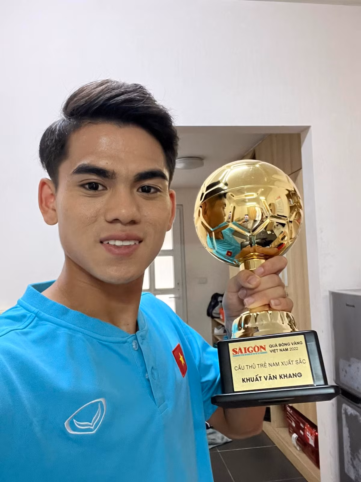 Khuất Văn Khang (sinh năm 2003) được HLV Kim Sang-sik tin tưởng giao chiếc băng thủ quân của U22 Việt Nam tại kỳ đại hội lần này. Đây là sự ghi nhận xứng đáng cho tài năng và kinh nghiệm thi đấu dày dặn của anh. (Ảnh: IGNV)
