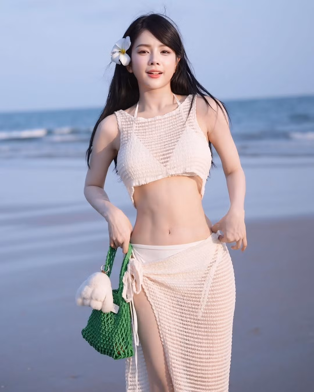 Gia nhập đường đua chào hè, DJ Mie không ít lần "đốt mắt" người xem với những outfit nóng bỏng khi đi biển. Những chiếc váy với thiết kế dạng lưới được nữ DJ nổi tiếng đặc biệt yêu thích.