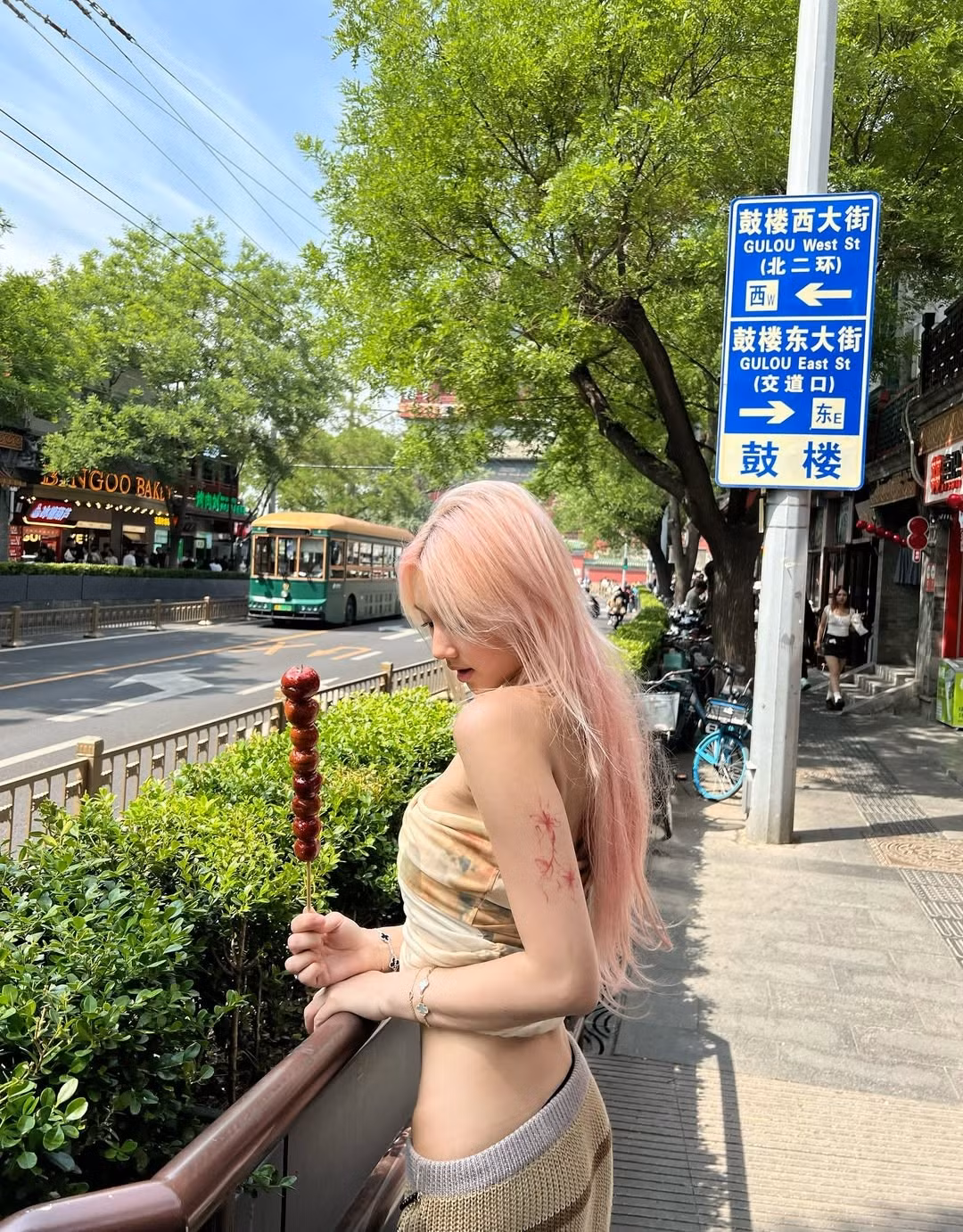 Cô diện một chiếc croptop lệch vai màu vàng kem, để lộ vòng eo "con kiến" săn chắc. (Ảnh: IGNV)