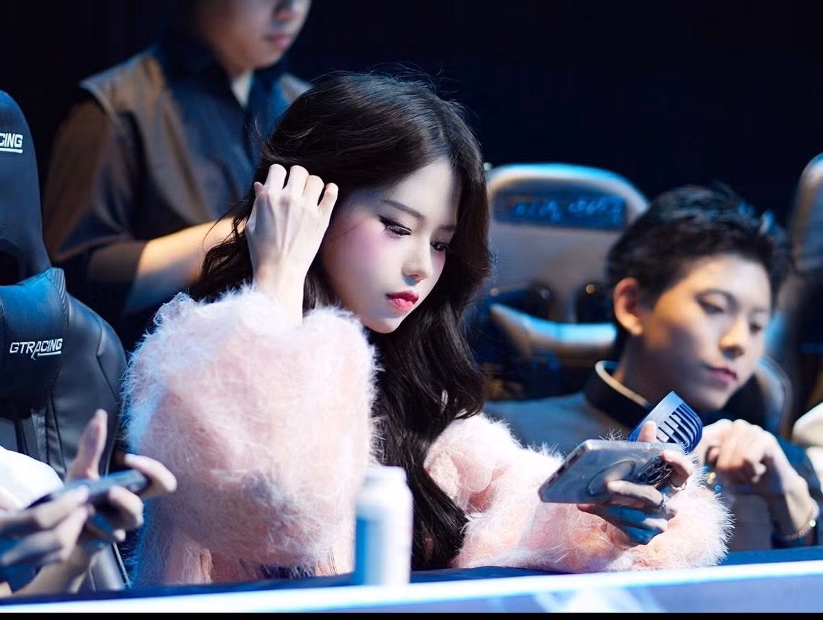 Các bình luận như "Thua game không đáng sợ, đáng sợ là vừa thua lại vừa bị lóa mắt bởi nhan sắc của YuGi" hay "Xin gửi lời chia buồn sâu sắc đến team đối thủ" đã lan truyền mạnh mẽ, cho thấy sức hút không thể chối từ của cô nàng. (Ảnh: FBNV)