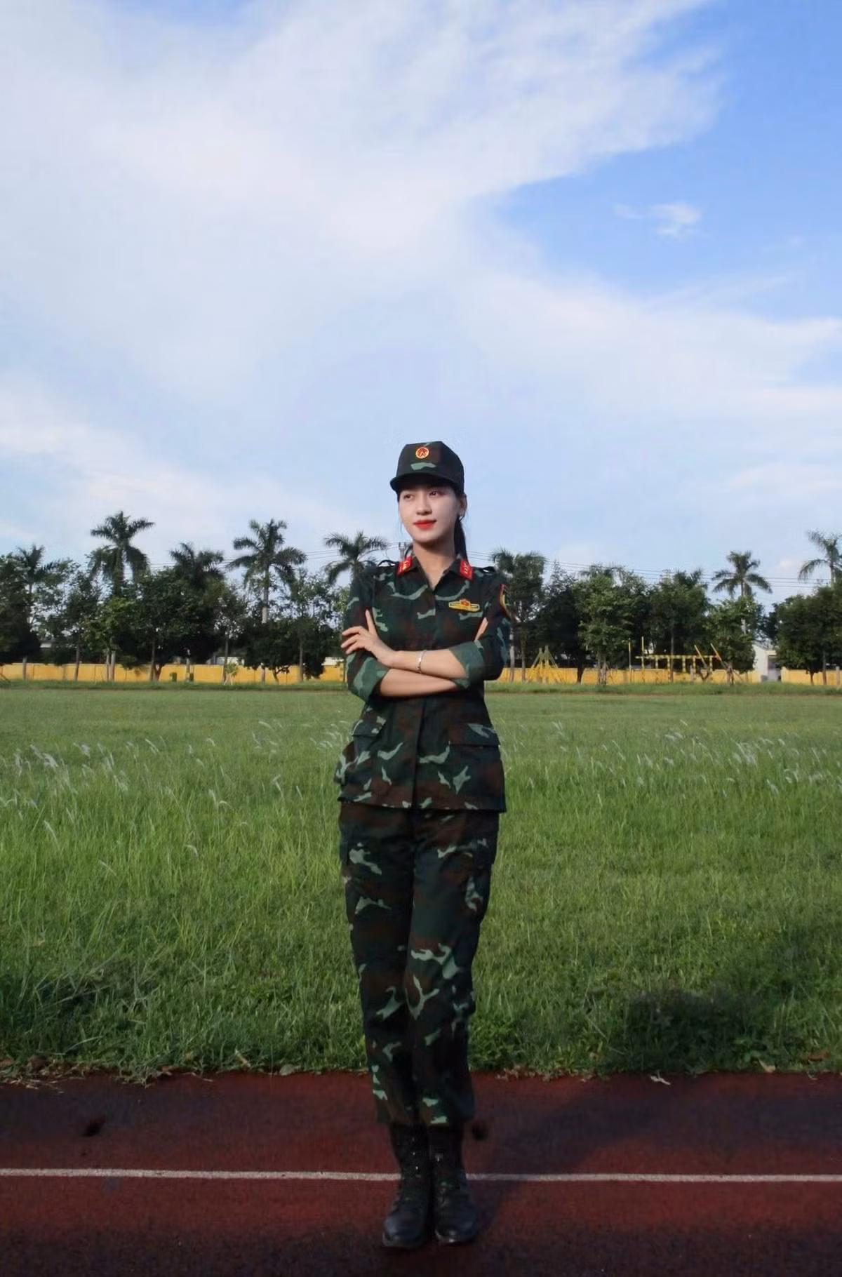 Cô nàng không chỉ sở hữu nhan sắc "vạn người mê" mà còn là niềm tự hào của khối ngành Quân y.(Ảnh: FBNV)