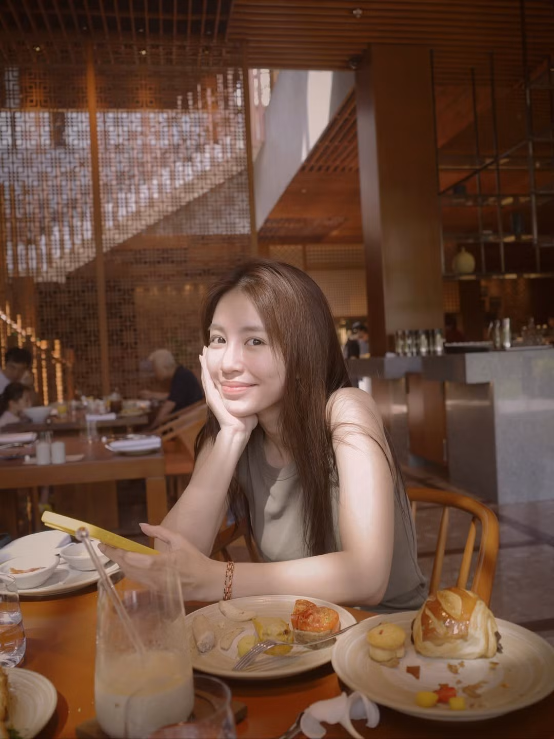 Nụ cười tươi tắn, ánh mắt rạng ngời của Mẫn Tiên trong những khoảnh khắc này chứng minh dù đã là "mẹ bỉm sữa", cô vẫn giữ được sự trẻ trung, tràn đầy sức sống và vóc dáng đáng ngưỡng mộ. (Ảnh: IGNV)