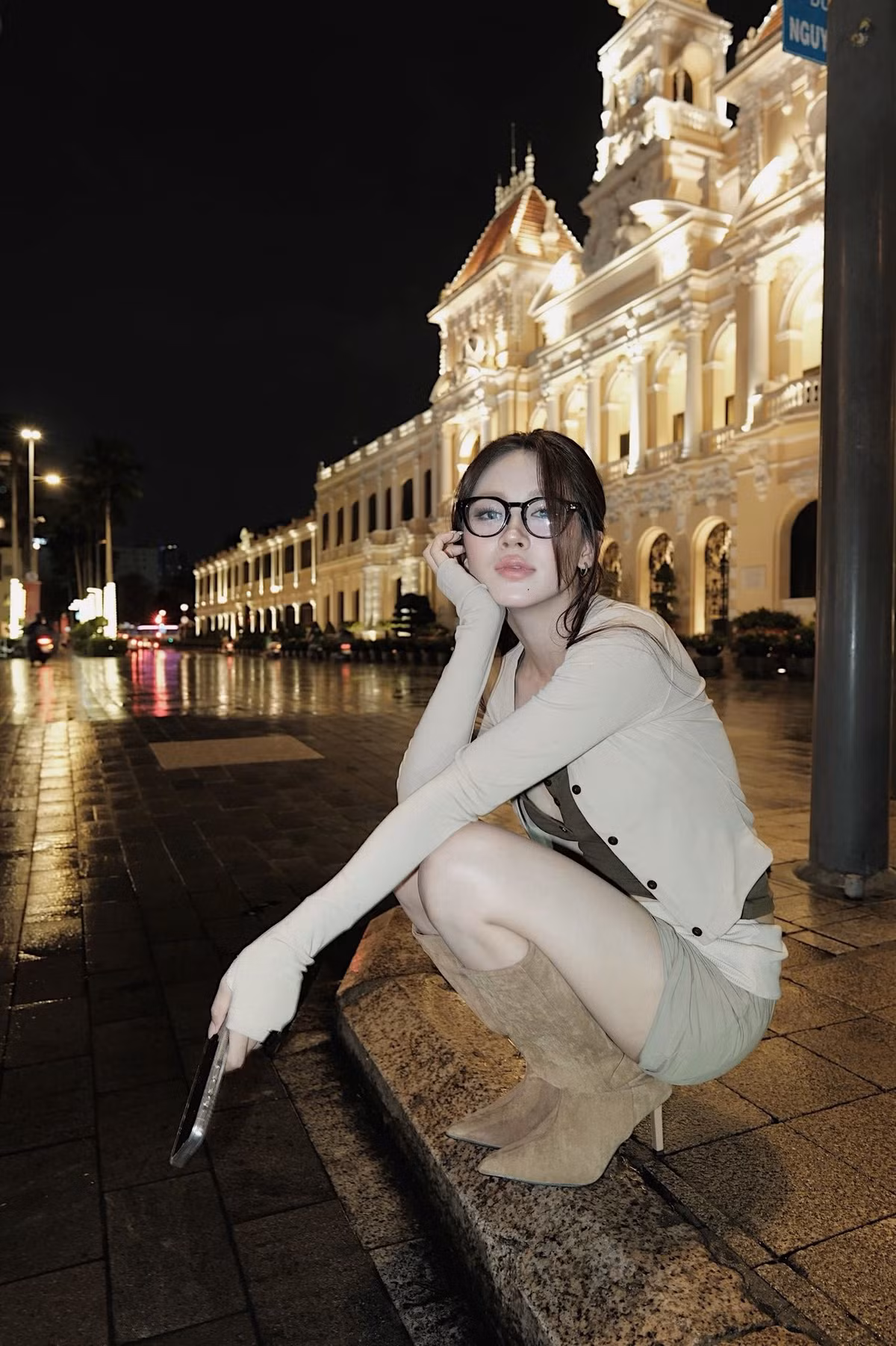 Cô nàng thu hút không chỉ trong những bức ảnh nghệ thuật chỉn chu, mà cả trong những khoảnh khắc đời thường vẫn thể hiện gu thời trang ấn tượng. Mới đây, Túc Anh Hoa vừa ghi điểm với thần thái chuyên nghiệp trong loạt ảnh đậm chất "street style". (Ảnh: FBNV)