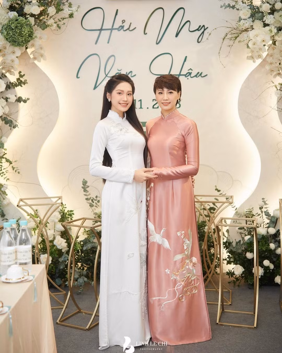 Bà Mai Đoàn thường xuyên đồng hành cùng con gái và con rể trong nhiều sự kiện. Trong đám cưới cổ tích của cặp đôi, nhan sắc thanh lịch, quý phái của bà từng trở thành tâm điểm chú ý.