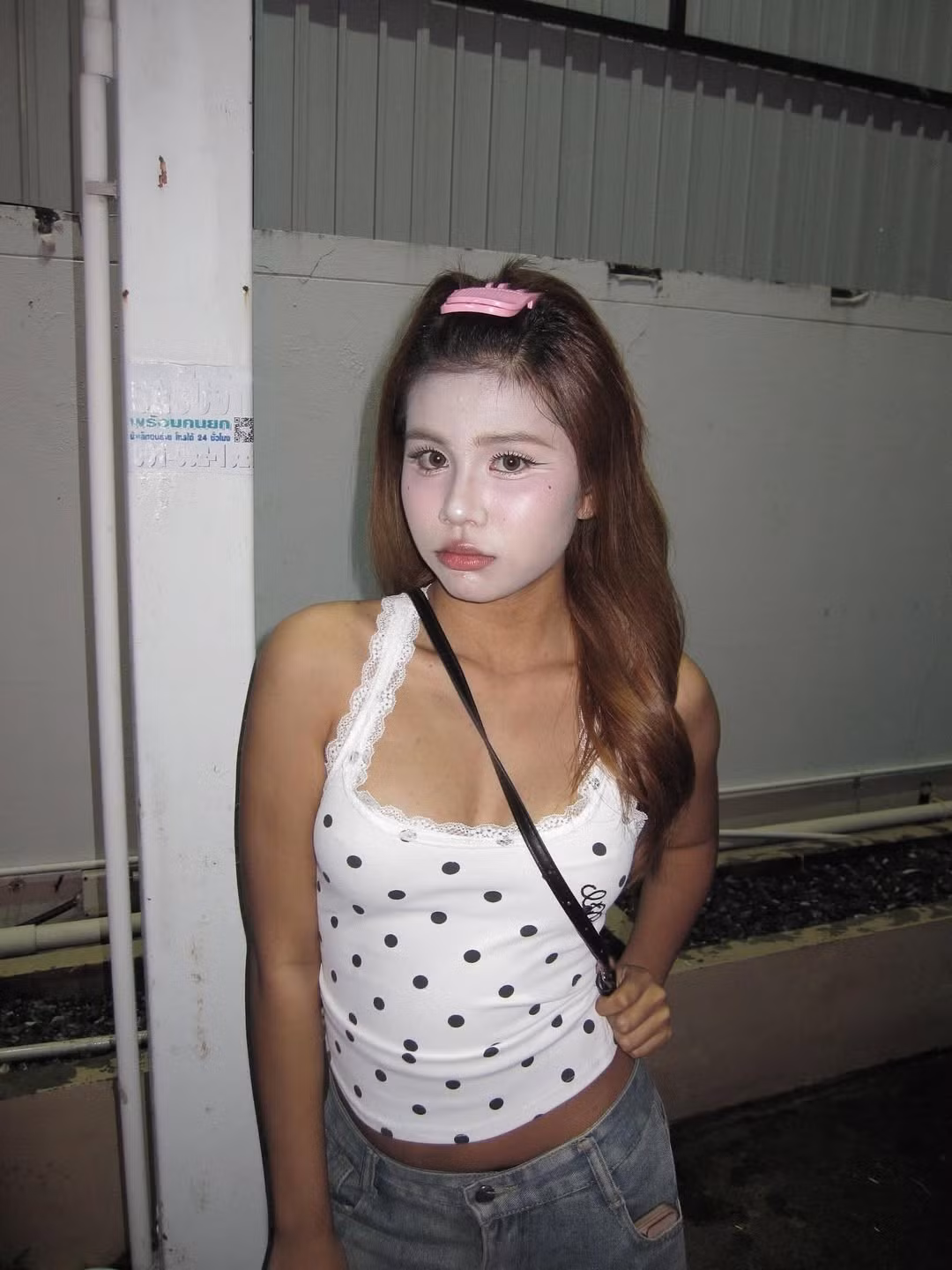 Kiểu trang điểm này làm gương mặt cô gái trông như đang đeo một chiếc mặt nạ, thiếu đi sự hòa quyện và tự nhiên. (Ảnh: IGNV)
