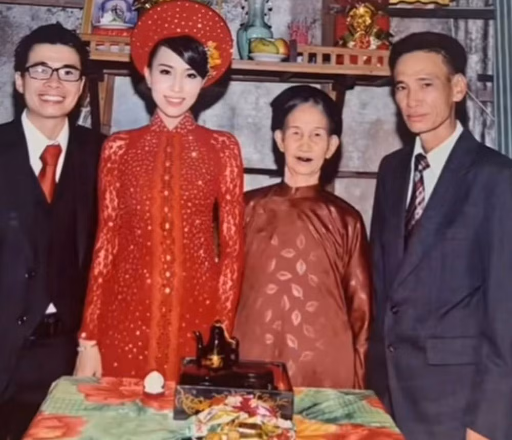 Mặc dù chất lượng những bức ảnh ngày đó có thể chưa được sắc nét, thế nhưng nhan sắc của cô dâu đã làm cả khung cảnh bừng sáng.