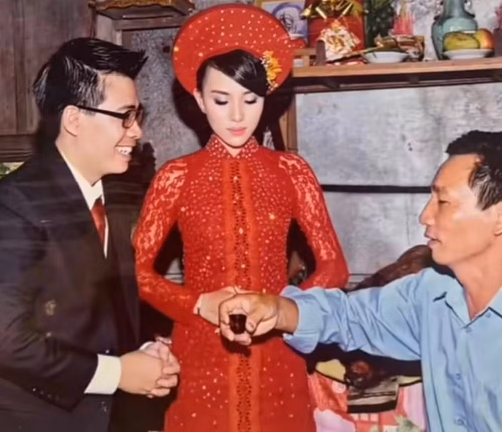Đặc biệt phong cách trang điểm, làm tóc hay trang phục áo dài cũng được nhận xét vô cùng hợp thời, thậm chí đến thời điểm hiện tại cũng không hề lỗi mốt.