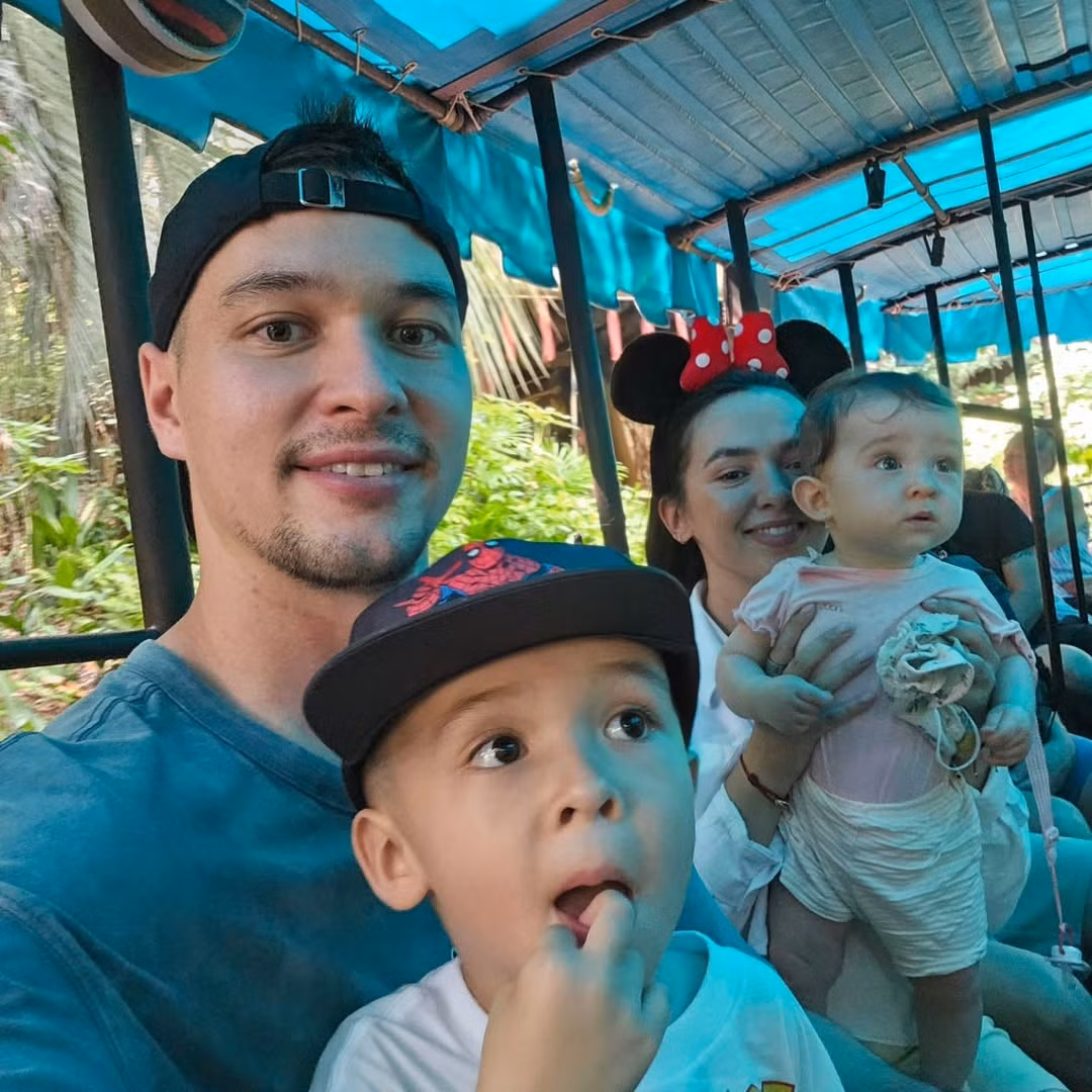 Cuộc sống gia đình là điểm tựa vững chắc cho Filip. Anh kết hôn với bà xã Aneta Ngô, cũng là một người gốc Việt, vào tháng 8/2021. Họ có con trai đầu lòng Nguyễn Filip Junior và sau khi trở về Việt Nam, gia đình nhỏ đón thêm một bé gái tên Mia vào tháng 10/2024. (Ảnh: IGNV)