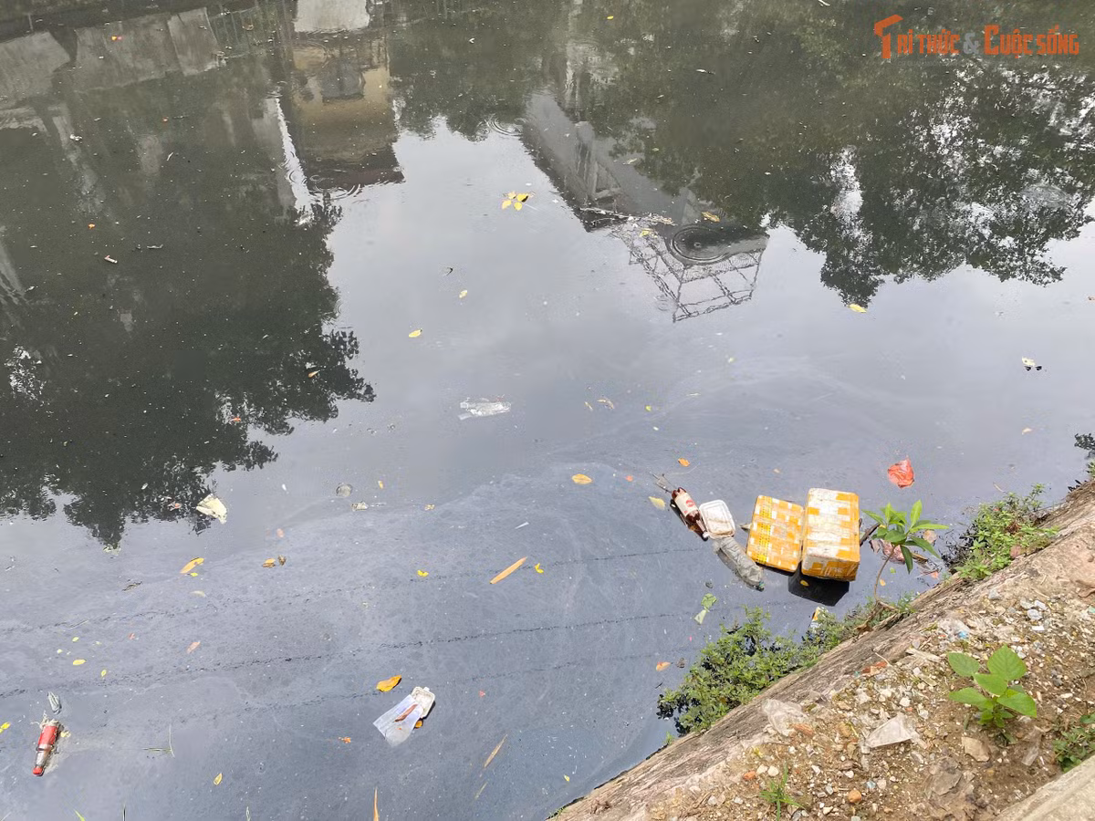 Dòng nước sông mang một màu đen kịt cùng với lượng rác thải khiến tình trạng ô nhiễm trở nên nghiêm trọng hơn.