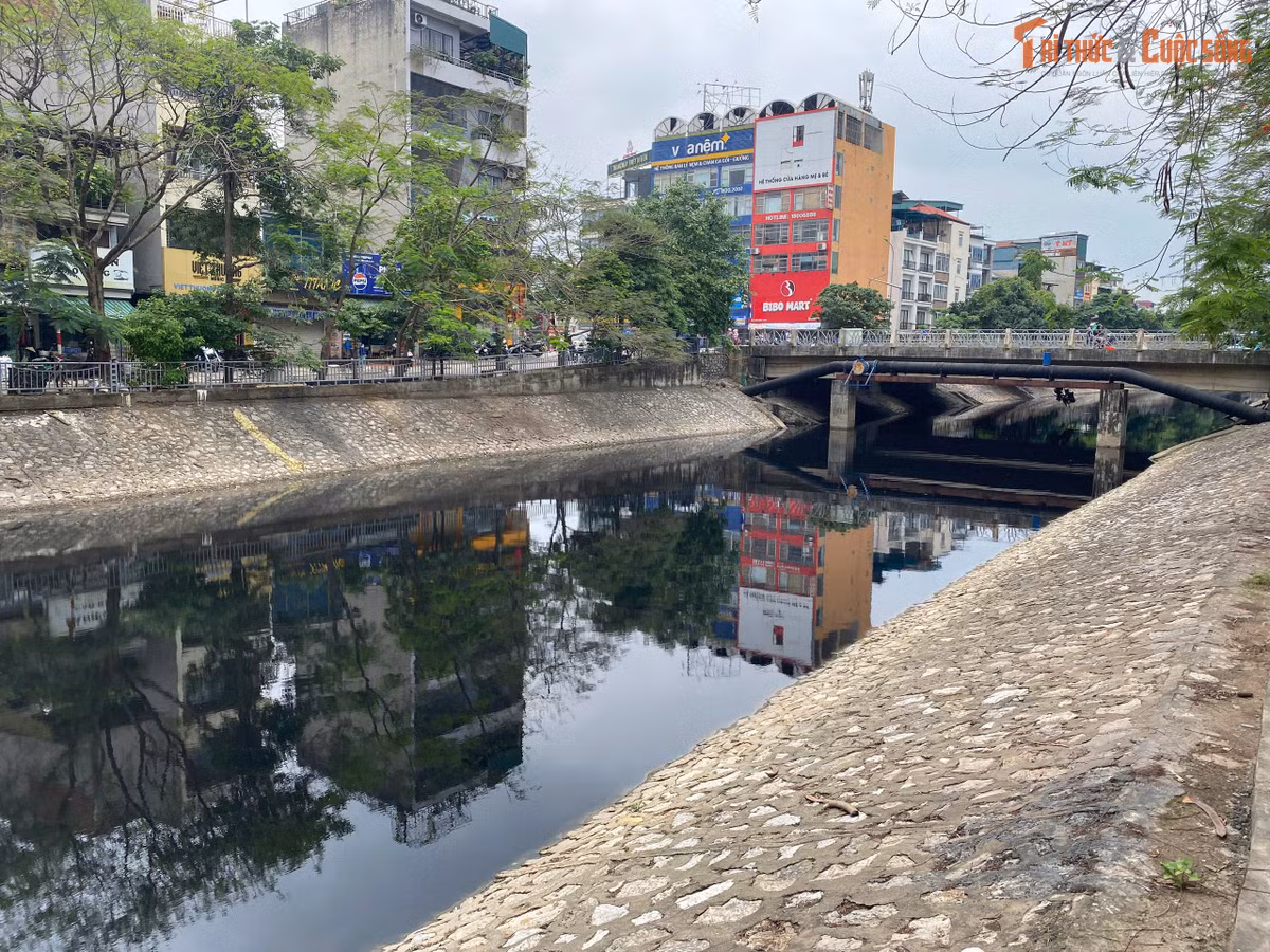 Khu vực sông Sét cùng cùng chung cảnh ngộ. Dòng sông Sét dài hơn 3,6km, vốn là một trong những con sông thoát nước quan trọng của quận Hai Bà Trưng và quận Hoàng Mai (cũ).